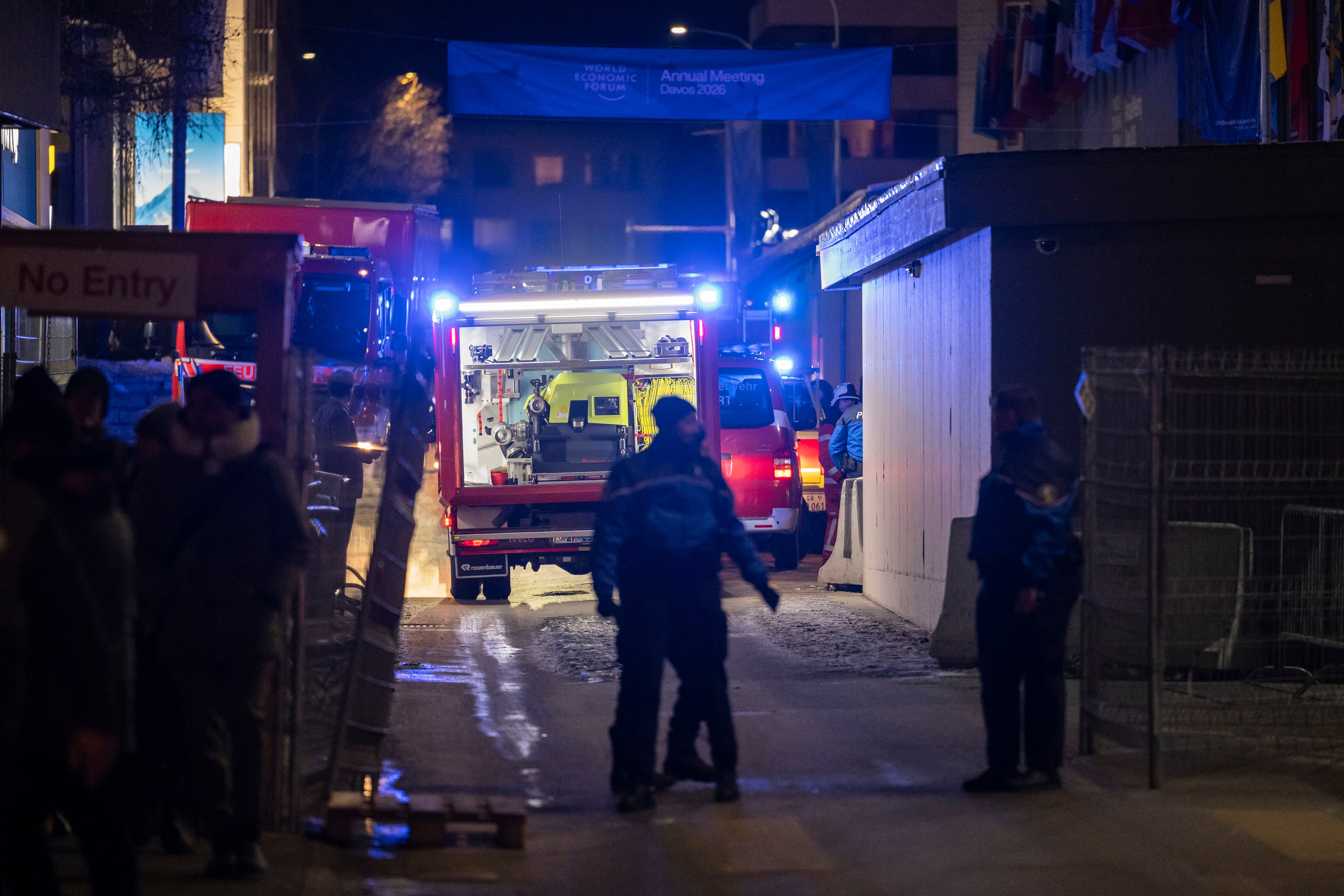 Davos (Switzerland), 21/01/2026.- Ambulances and rescue personnel approach the Congress Center following reports of a small fire, during the 56th annual meeting of the World Economic Forum (WEF) in Davos, Switzerland, 21 January 2026. The 2026 summit, running from 19 to 23 January and held under the theme 'A Spirit of Dialogue,' brings together global political leaders, corporate executives, and scientists to address international challenges. (Suiza) EFE/EPA/LAURENT GILLIERON