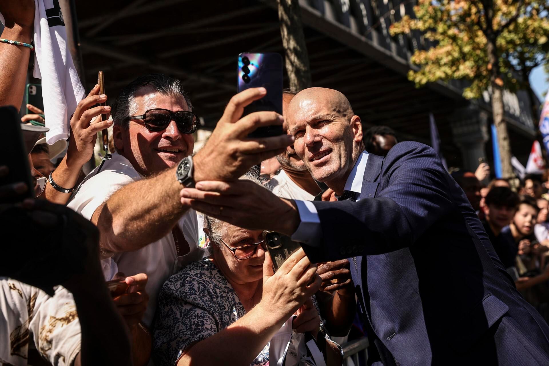 Paris (France), 28/07/2026.- New head coach of the French men's national soccer team Zinedine Zidane meets supporters
