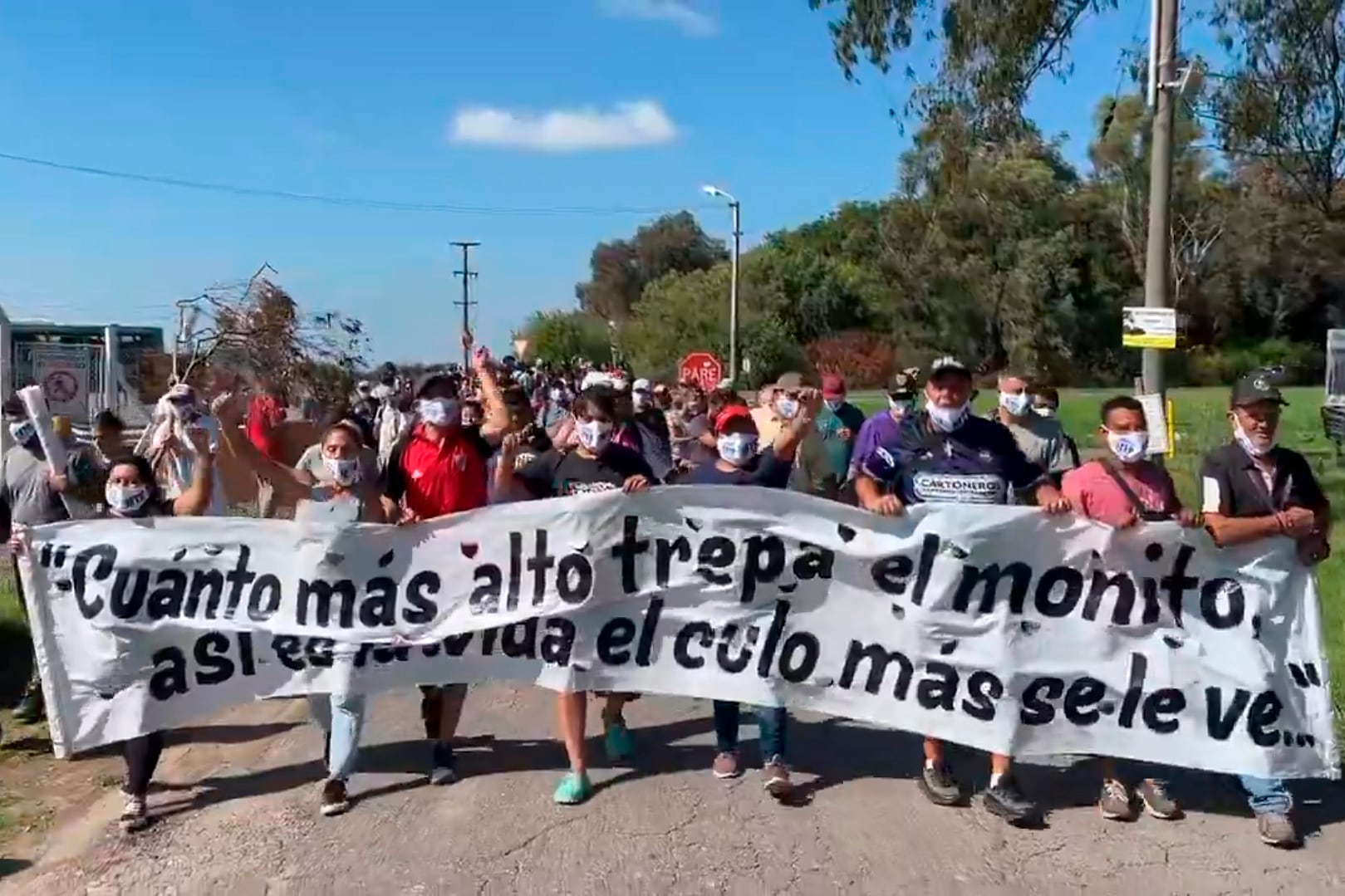 Asamblea frente al country de Manuel Adorni