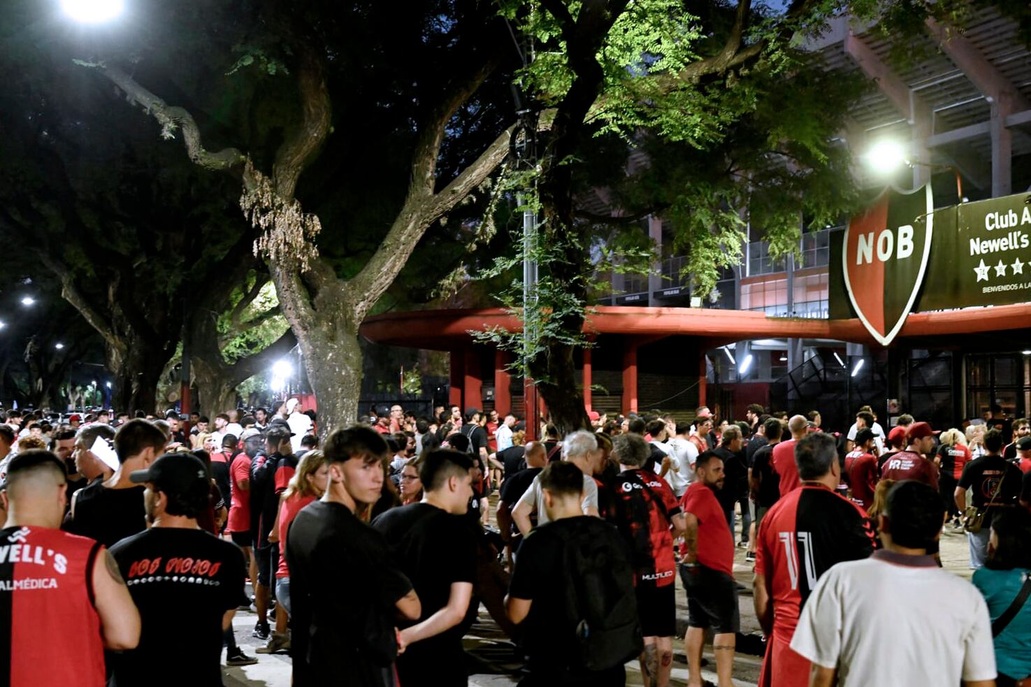 Socios del club Newells de Rosario se manifiestan contra la gestión