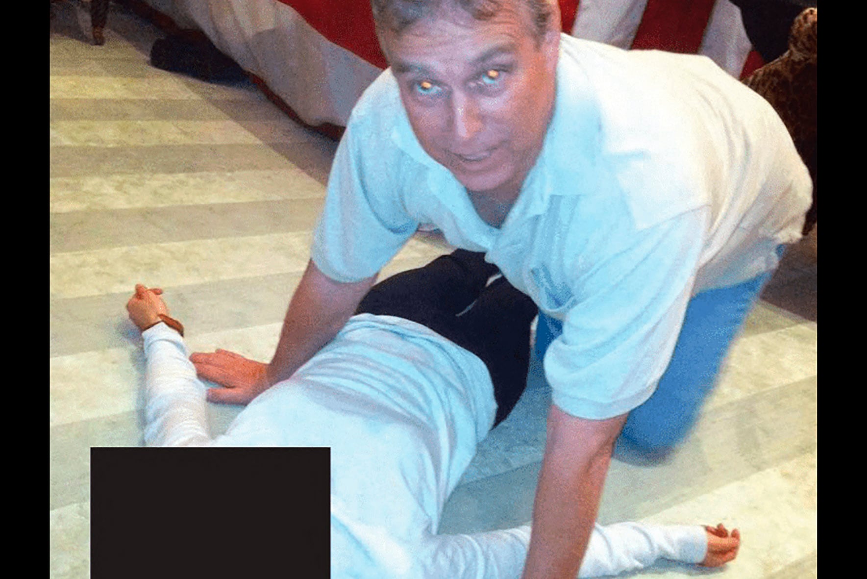 archivos  Jeffrey Epstein  ex príncipe  británico  Andrew Mountbatten Windsor  arrodillado   mujer