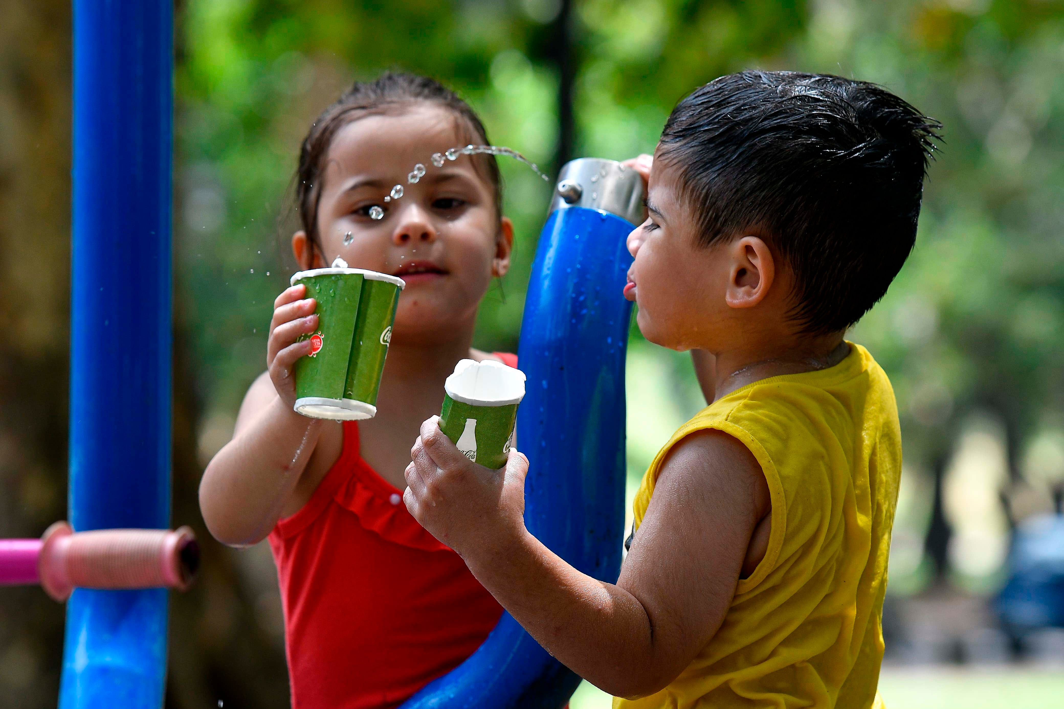 Las trmicas en localidades de Chaco, Santiago del Estero y Formosa ya rozan este medioda los 40 grados, en una jornada con alerta roja por calor extremo en quince provincias del centro, oeste y norte del pas y la Ciudad de Buenos Aires, donde las temperaturas son "muy peligrosas para la salud", mientras otras de nivel amarillo y naranja se extienden en el resto del norte y el este, inform hoy el Servicio Meteorolgico Nacional (SMN). Ver ms
Fotgrafo Obregn Eliana TELAM