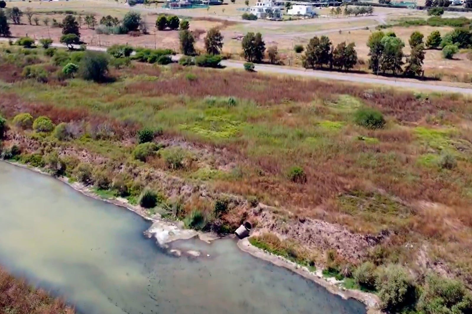 Desague ilegal contamina el arroyo Ludueña en Rosario