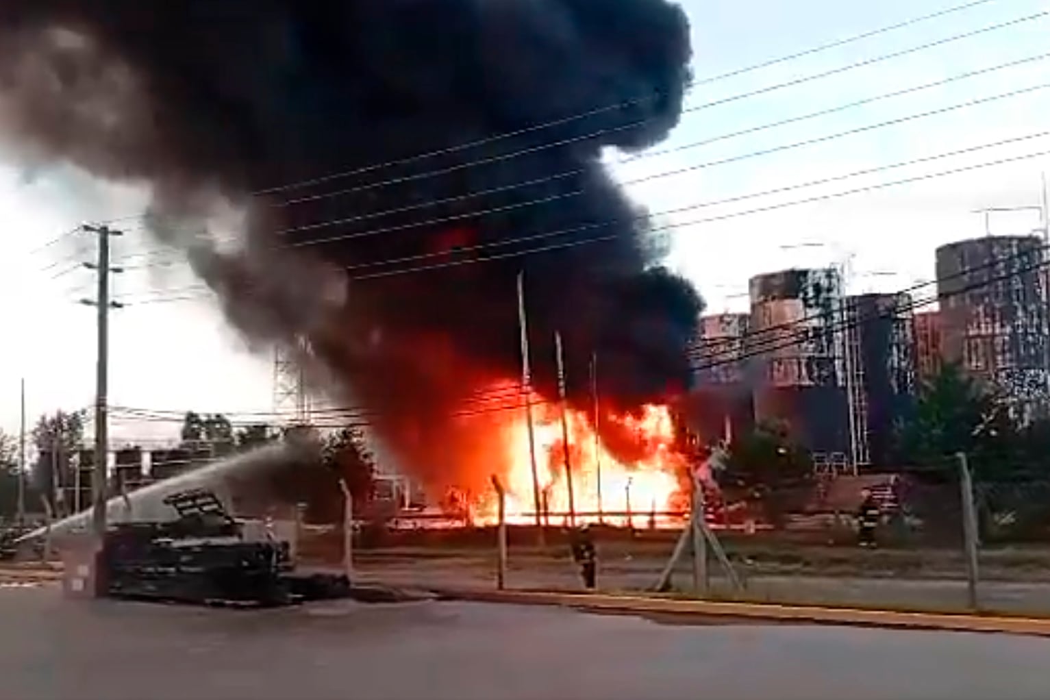 Incendio en refinería del Parque Industrial de Pilar