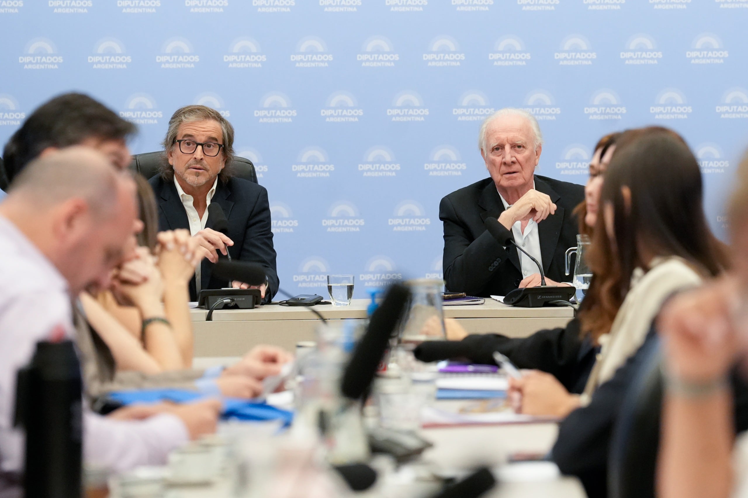 Presupuesto 2026: con aval de aliados, LLA logró dictamen de mayoría y buscará aprobarlo este miércoles
El oficialismo obtuvo el despacho con 28 firmas, con 6 disidencias. Entre los cambios, suma la derogación de las leyes de Emergencia en Discapacidad y Financiamiento Universitario, a contramano de lo reclamado por la oposición.