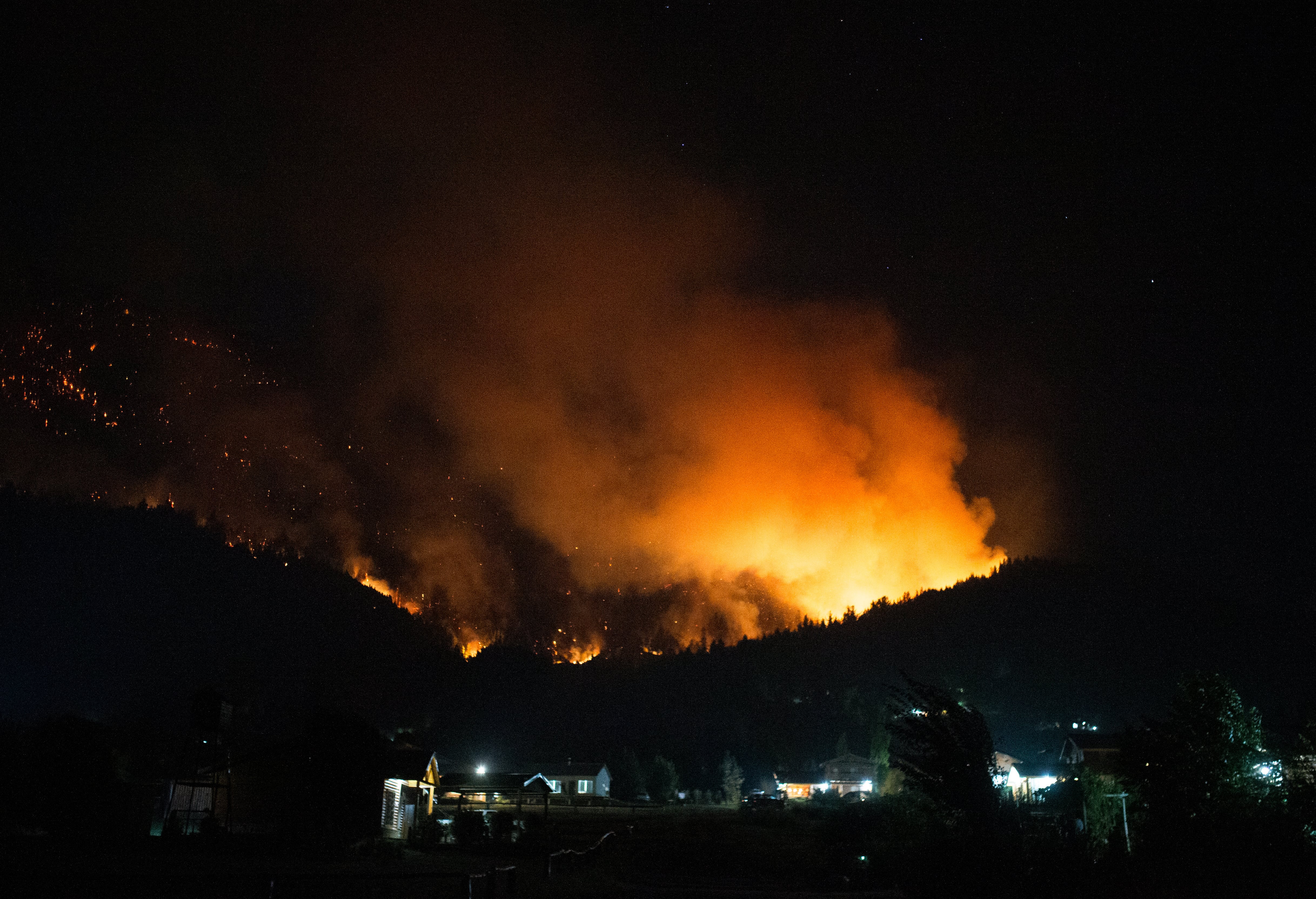 A forest fire is pictured engulfing Mount Pirque at El Hoyo, in the Patagonian region of Chubut province, Argentina on January 7, 2026. Thousands of hectares of forest were devastated by fire on January 6, in Argentine Patagonia, where a red alert is in effect due to extreme conditions, one year after the region experienced its worst wildfires in three decades. (Photo by Martin LEVICOY / AFP)