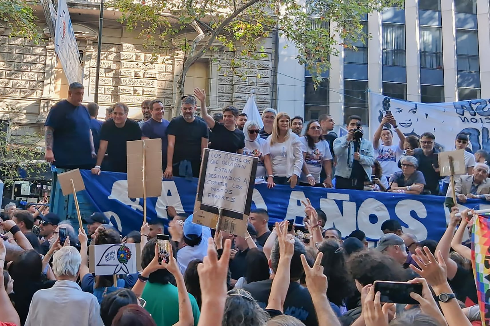 marcha 24 marzo 2026, Axel Kicillof en el camion de las madres