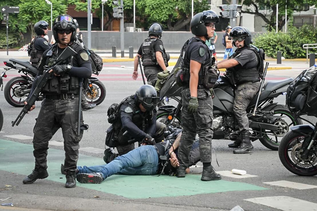 Represiòn policial en marcha contra la reforma laboral