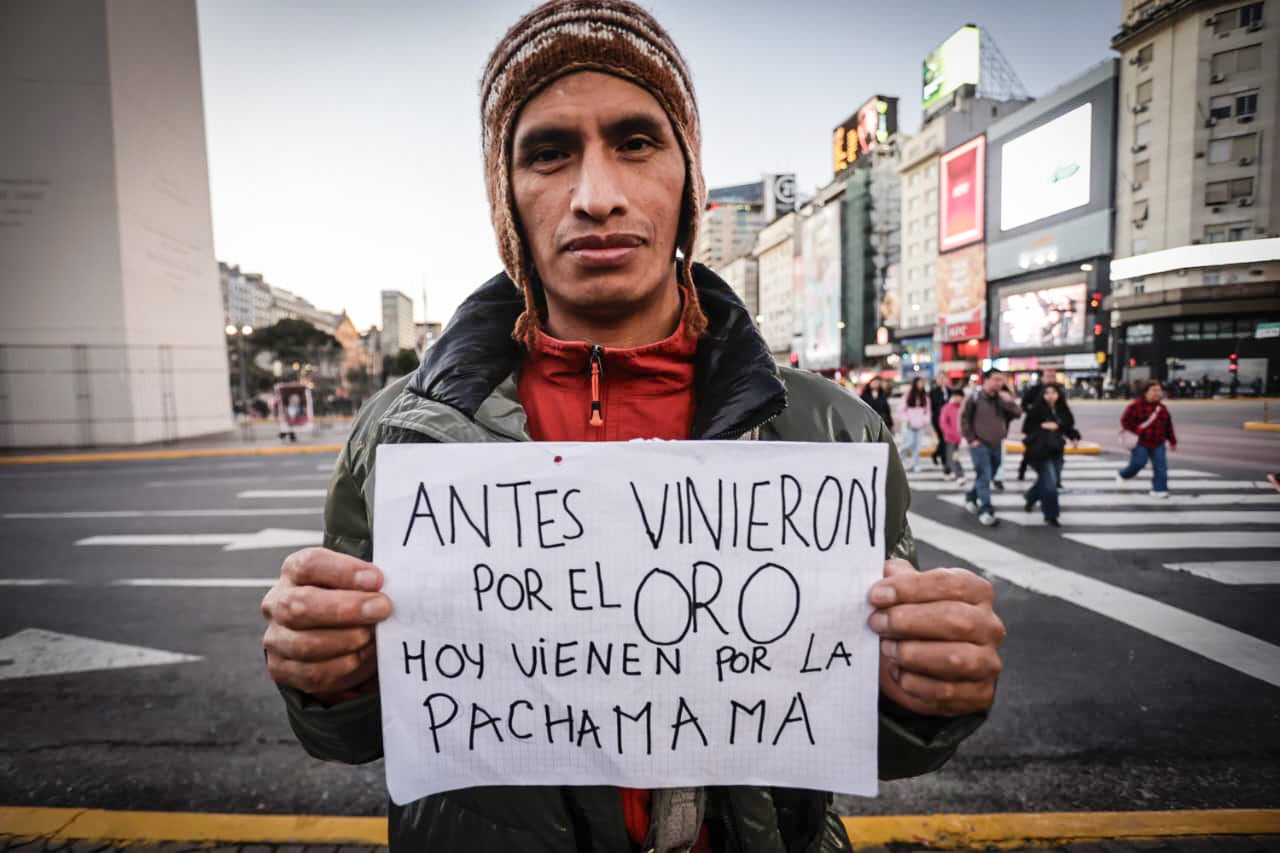 Banderazo de los pueblos que resisten, obelisco