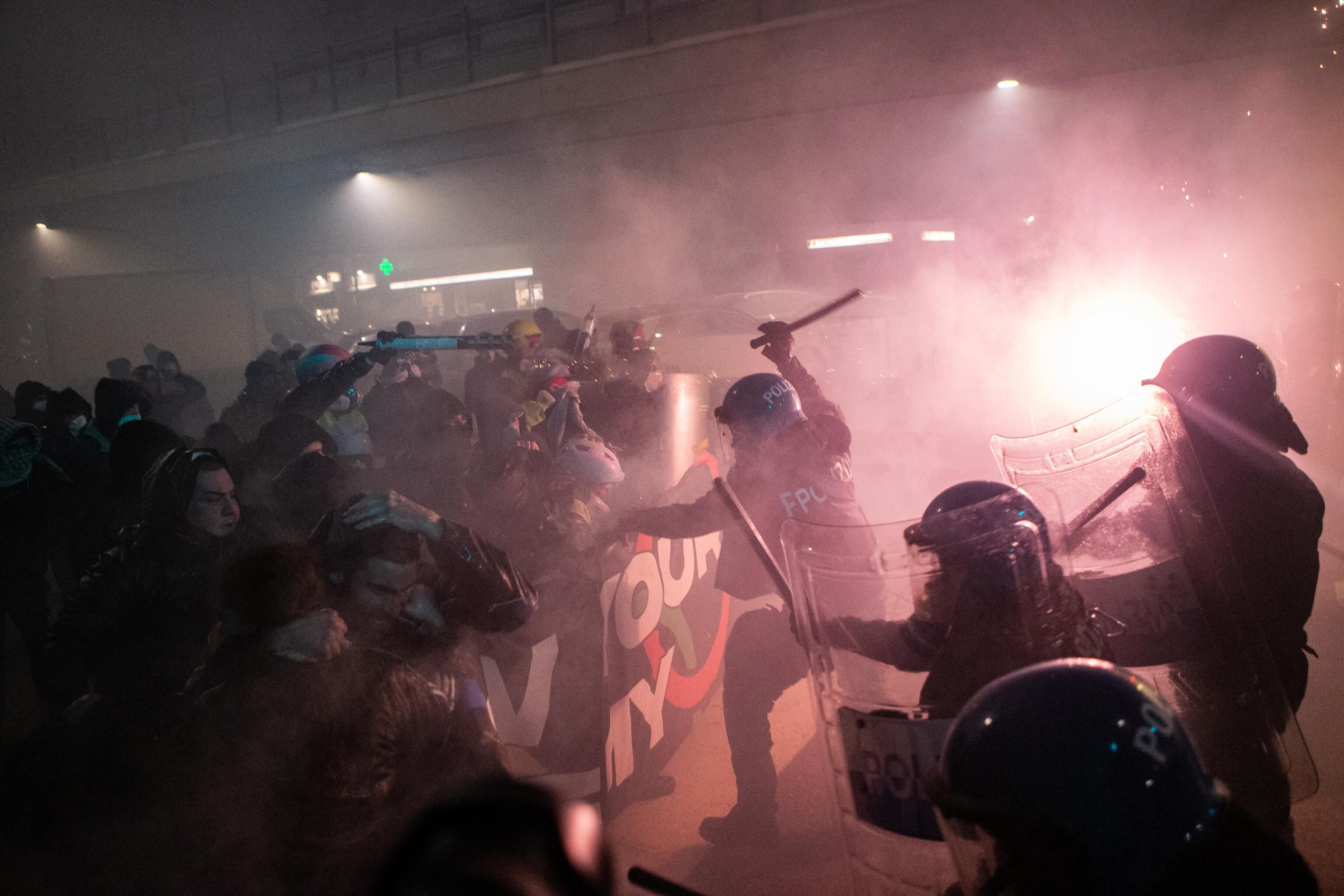 MILAN (Italy), 07/02/2026.- Demonstrators clash with police during a protest against the Milano Cortina 2026 Winter Olympics in Milan, Italy, 07 February 2026. (Protestas, Italia) EFE/EPA/DAVIDE CANELLA