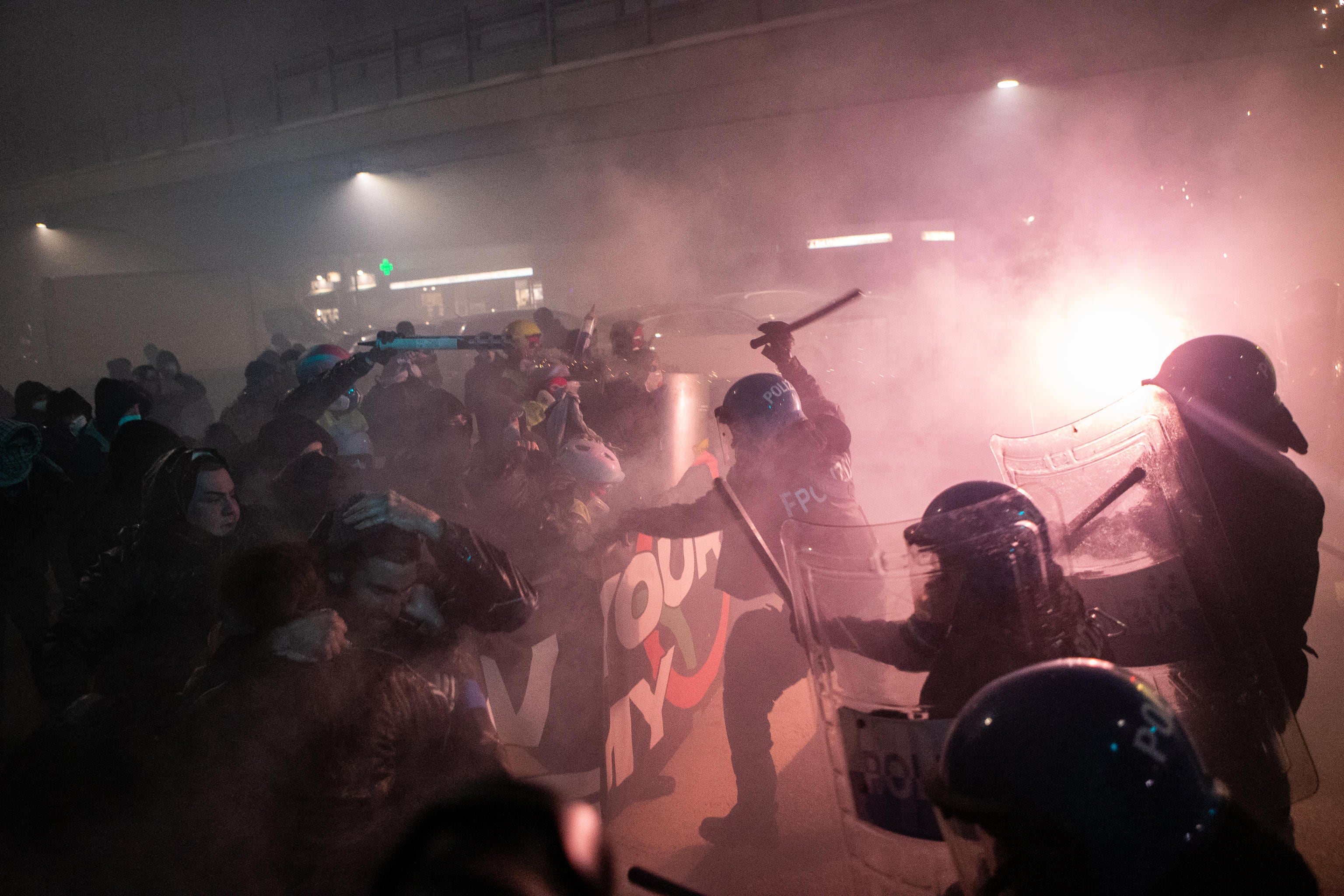MILAN (Italy), 07/02/2026.- Demonstrators clash with police during a protest against the Milano Cortina 2026 Winter Olympics in Milan, Italy, 07 February 2026. (Protestas, Italia) EFE/EPA/DAVIDE CANELLA