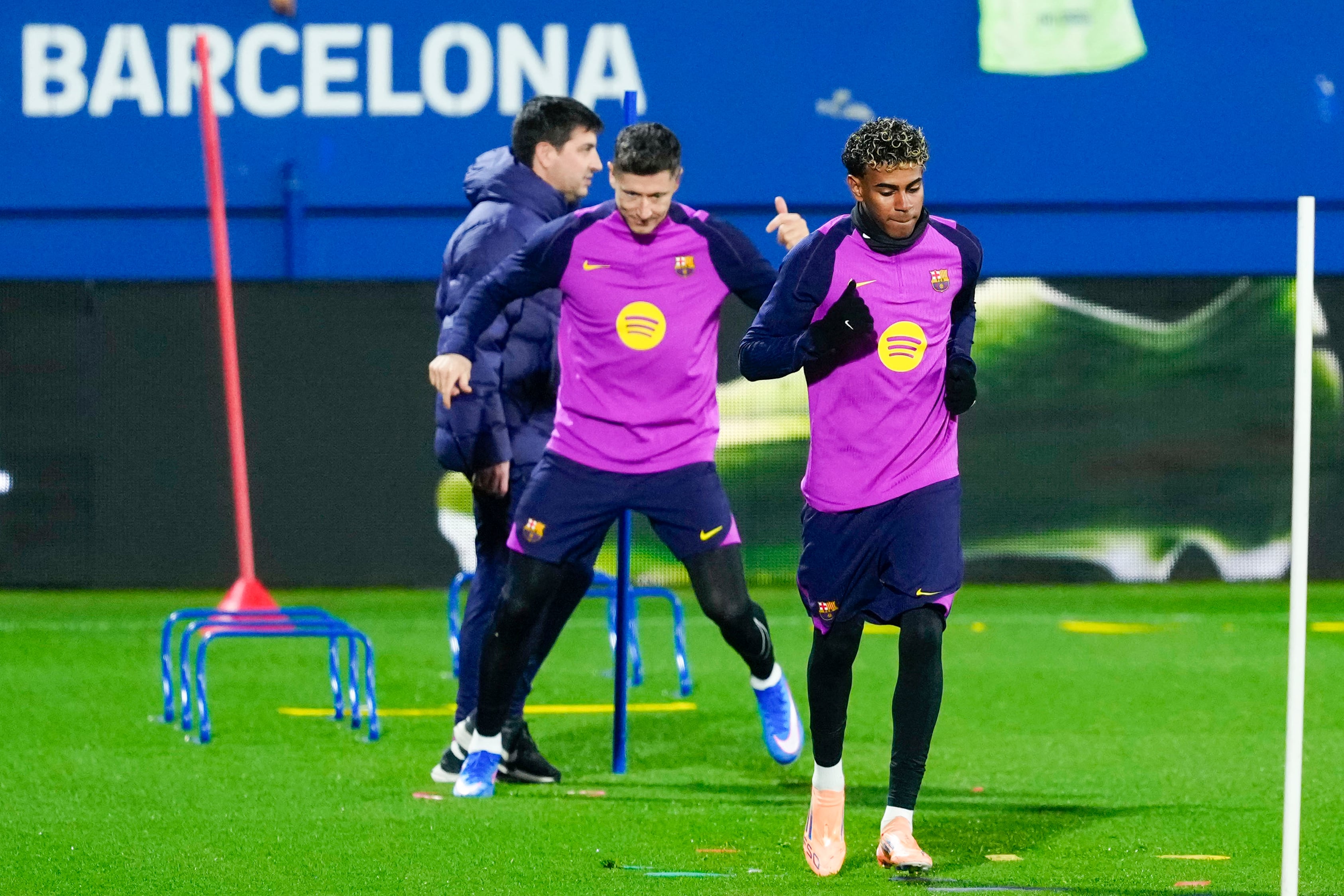 GRAFCAT6211. SANT JOAN DESPÍ (BARCELONA) (ESPAÑA), 29/12/2025.-El delantero del FC Barcelona, Lamine Yamal (d) y el delantero polaco del FC Barcelona, Robert Lewandowski (i), durante el entrenamiento abierto al público, que realiza la plantilla barcelonista en el Estadio Johan Cruyff para preparar el primer compromiso del año, que será el 3 de enero en Cornellà-El Prat, un derbi ante el Espanyol.EFE/ Alejandro García