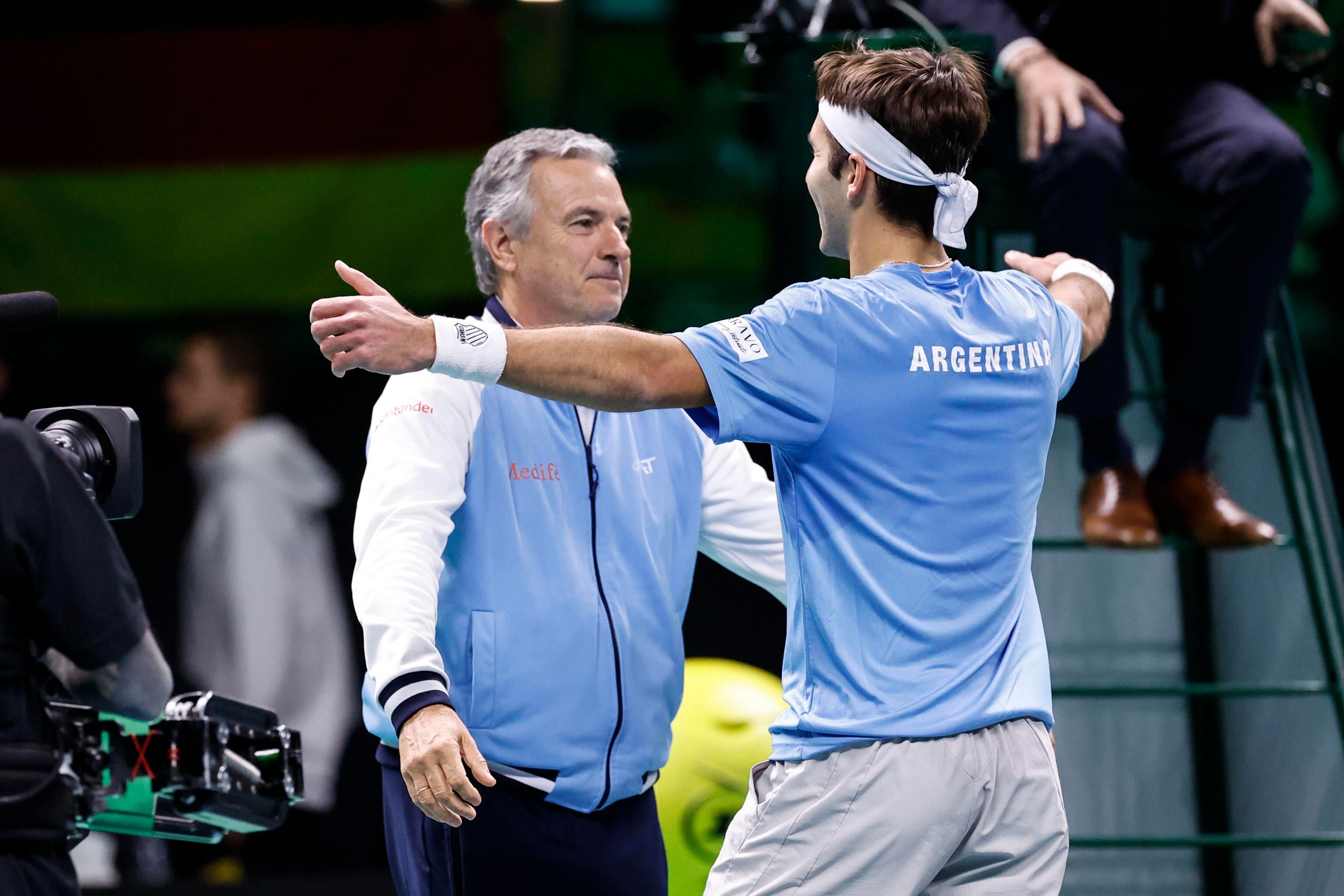 BOLOGNA (Italy), 20/11/2025.- Argentina tennis player Tomas Martin Etcheverry (R) celebrates his victory with Javier Frana in the singles tennis match against German Jan-Lennard Struff at the Davis Cup 2025 Final 8 at Fiere Exhibition Centre in Bologna, Italy, 20 November 2025. (Tenis, Italia) EFE/EPA/ELISABETTA BARACCHI