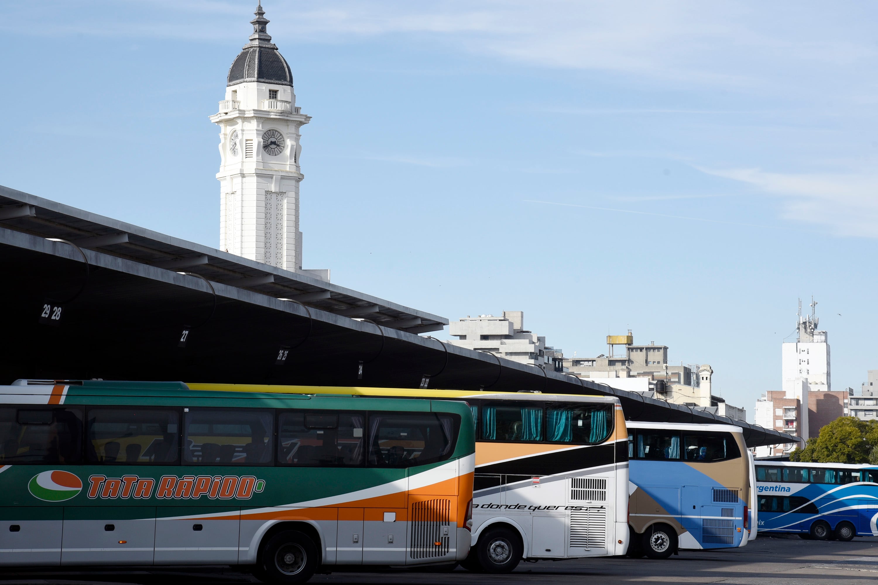 TERMINAL DE OMNIBUS DE ROSARIO MARIANO MORENO INGRESO Y SALIDA DE COLECTIVOS PLATAFORAS MALETEROS PASAJEROS