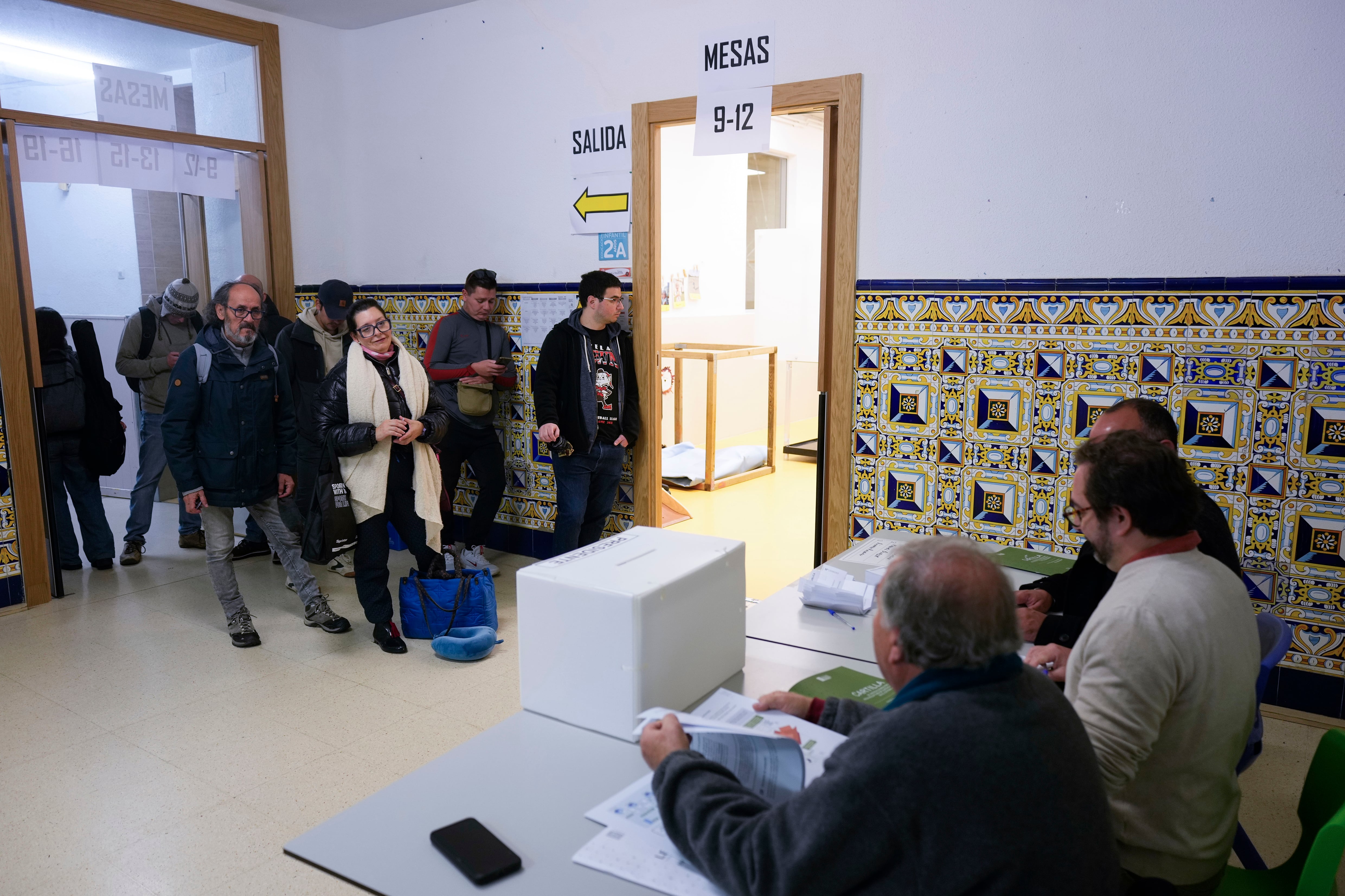 MADRID, 16/11/2025.- Varias personas esperan para depositar su papeleta en el colegio Blanca de Castilla de Madrid convertido en colegio electoral, este domingo. Chile celebra elecciones parlamentarias y presidenciales para elegir al sucesor del izquierdista Gabriel Boric, con la izquierdista Jeannette Jara como favorita y con la derecha y la ultraderecha en una dura pugna por el segundo lugar. EFE/Borja Sánchez-Trillo
