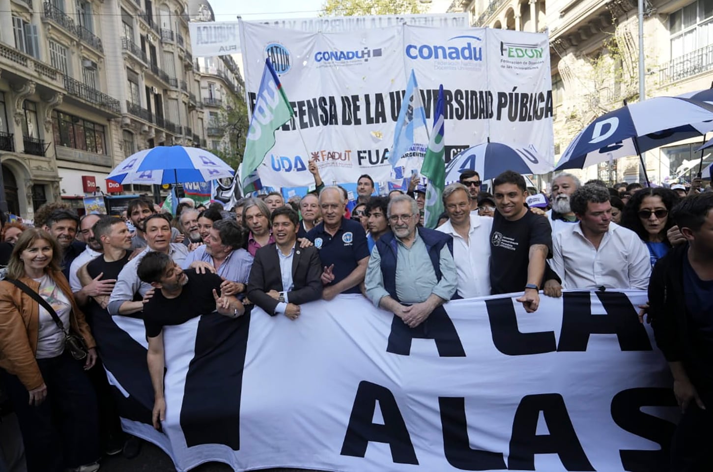 El gobernador bonaerense, Axel Kicillof, acompaña a la Marcha Federal Universitaria