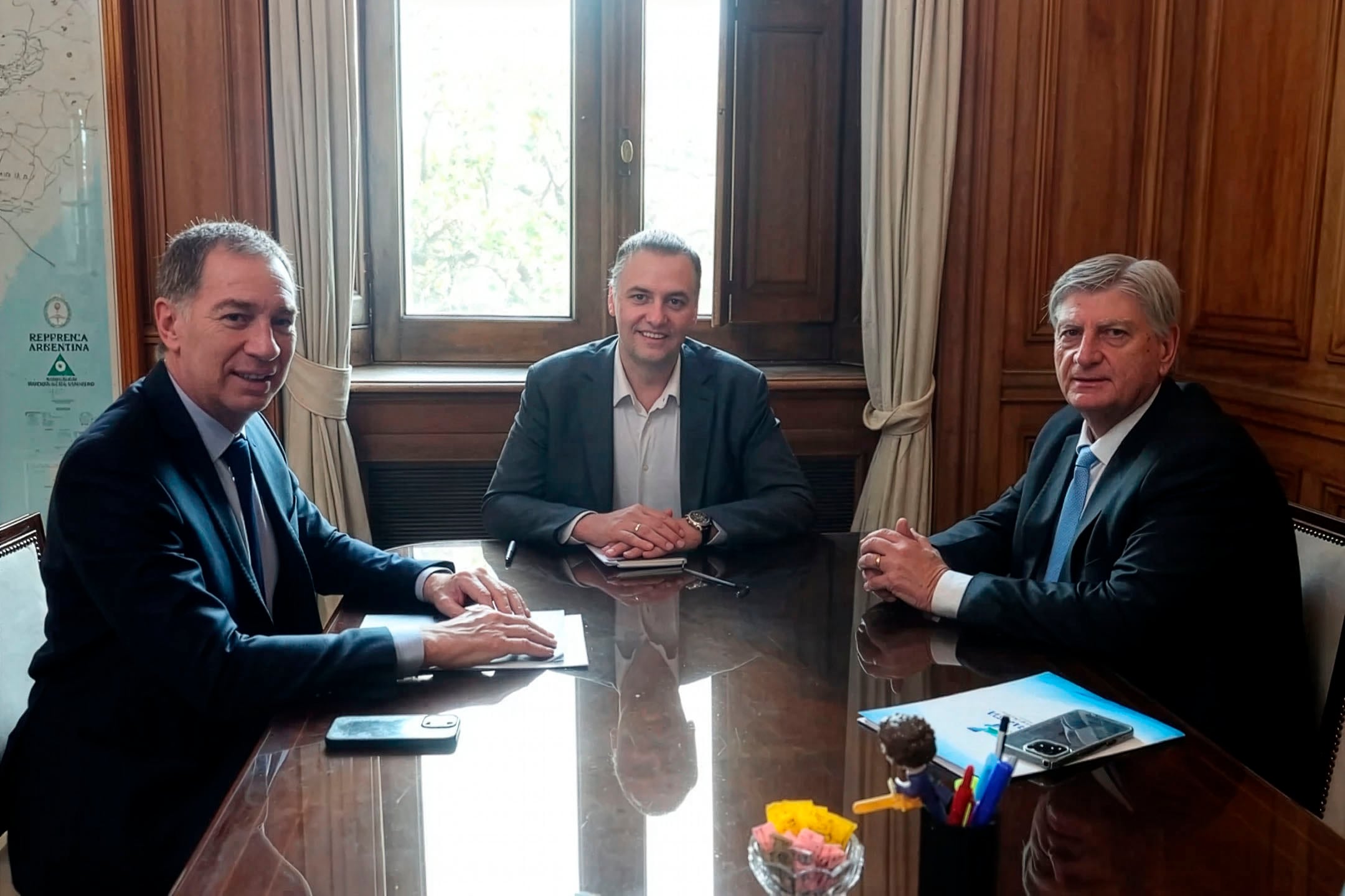FEBRERO 3: El jefe de Gabinete, Manuel Adorni, recibe este mediodía al gobernador de La Pampa, Sergio Ziliotto, escoltado por el ministro del Interior, Diego Santilli