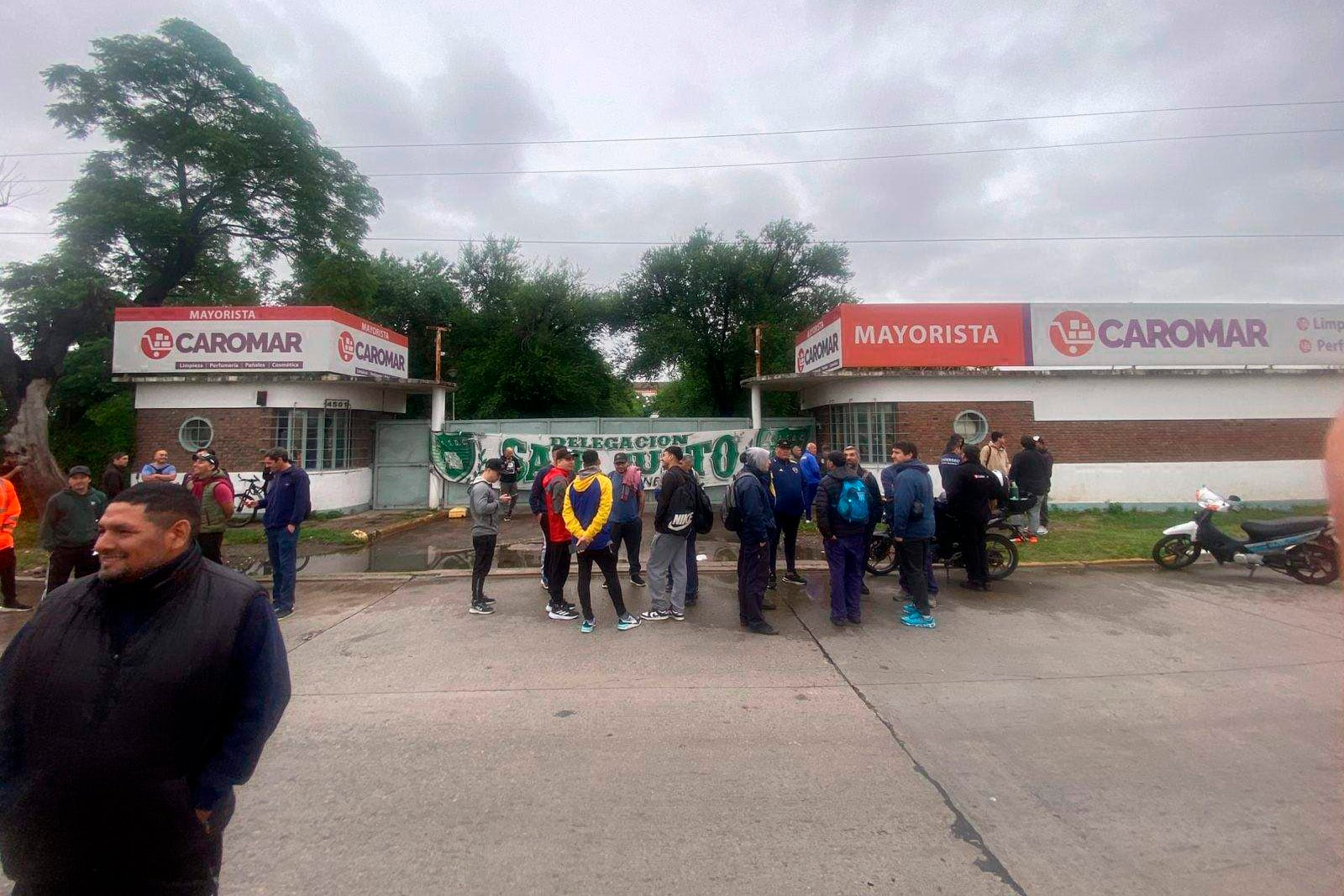 FOTO GENTILEZA
trabajadores del mayorista Caromar protestando por despidos