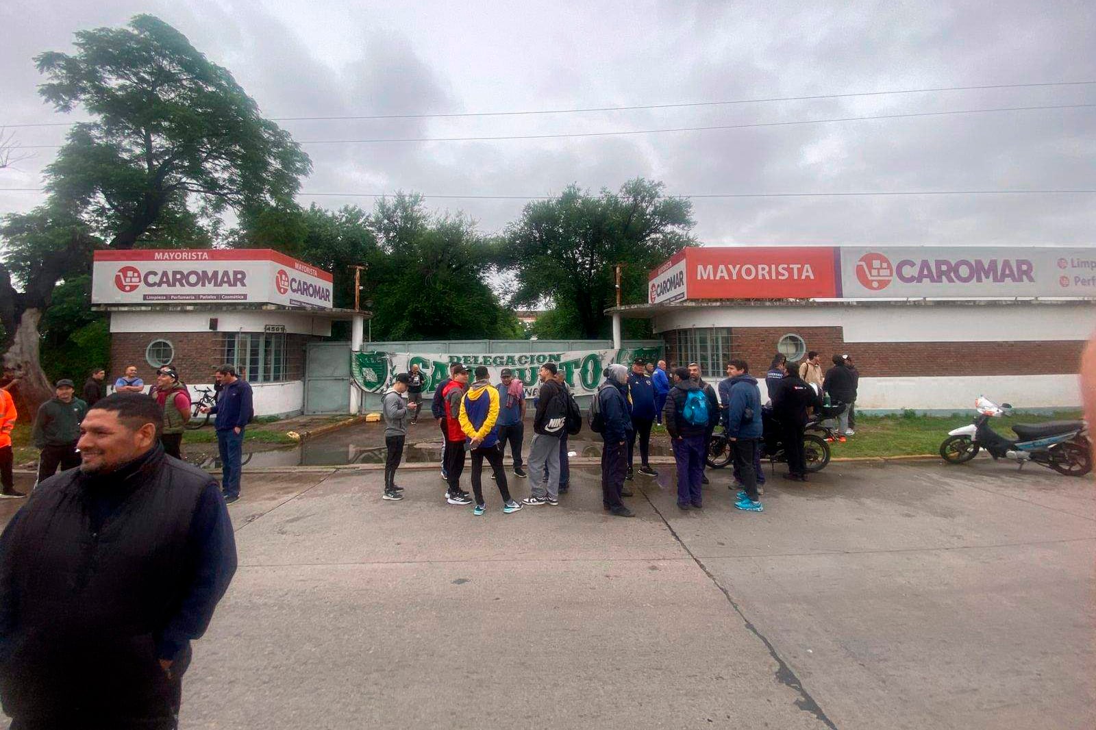 FOTO GENTILEZA
trabajadores del mayorista Caromar protestando por despidos