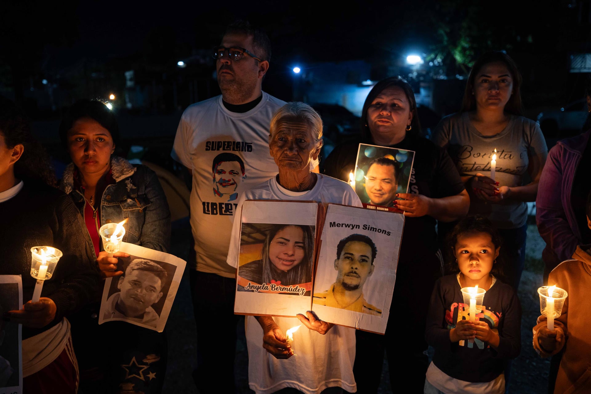 23/01/2026.- Personas participan en una vigilia frente al centro penitenciario Rodeo I este viernes, en Zamora estado de Miranda (Venezuela)