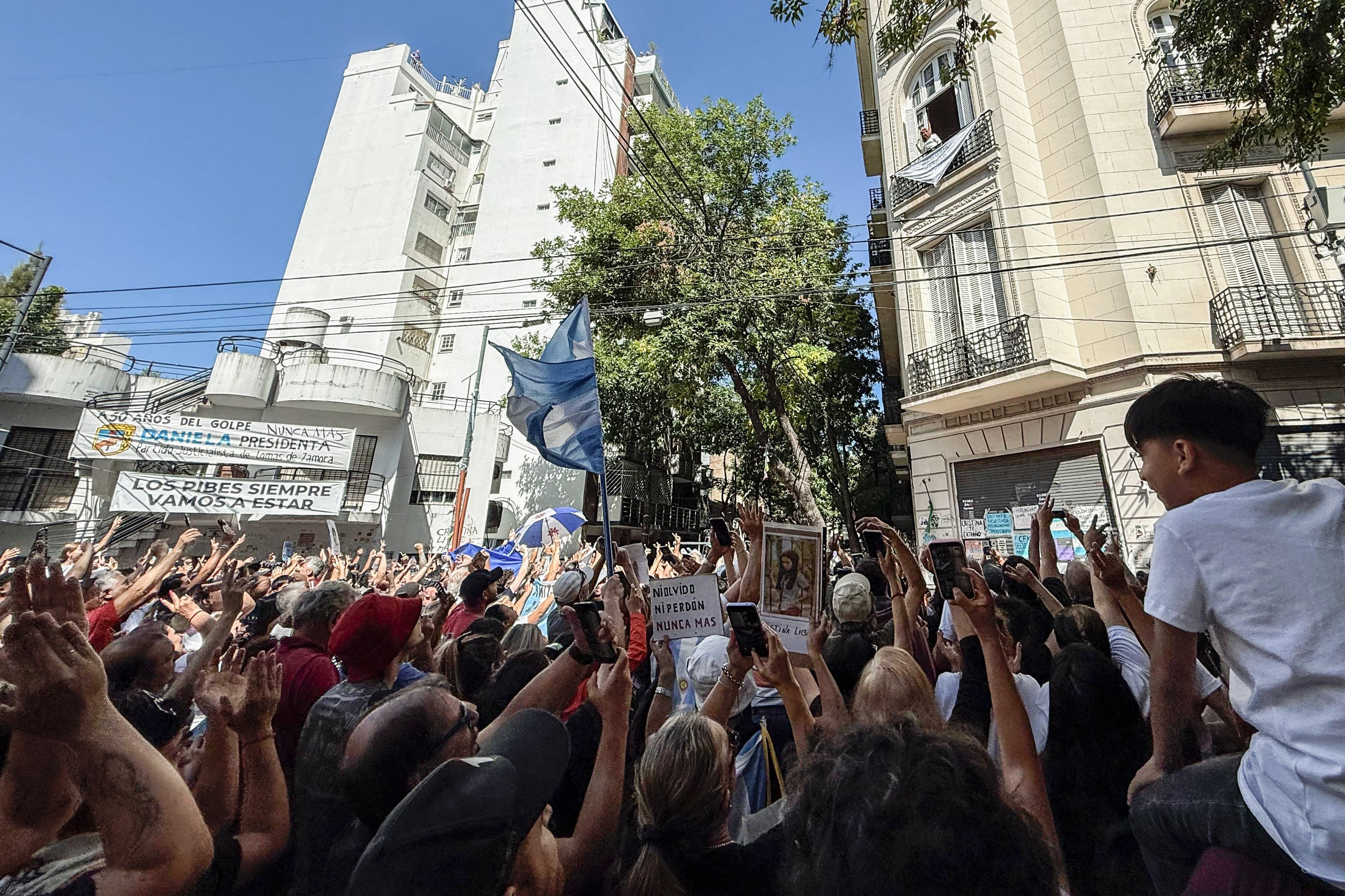 24 marzo 2026, la campora frente al departamento de cristina