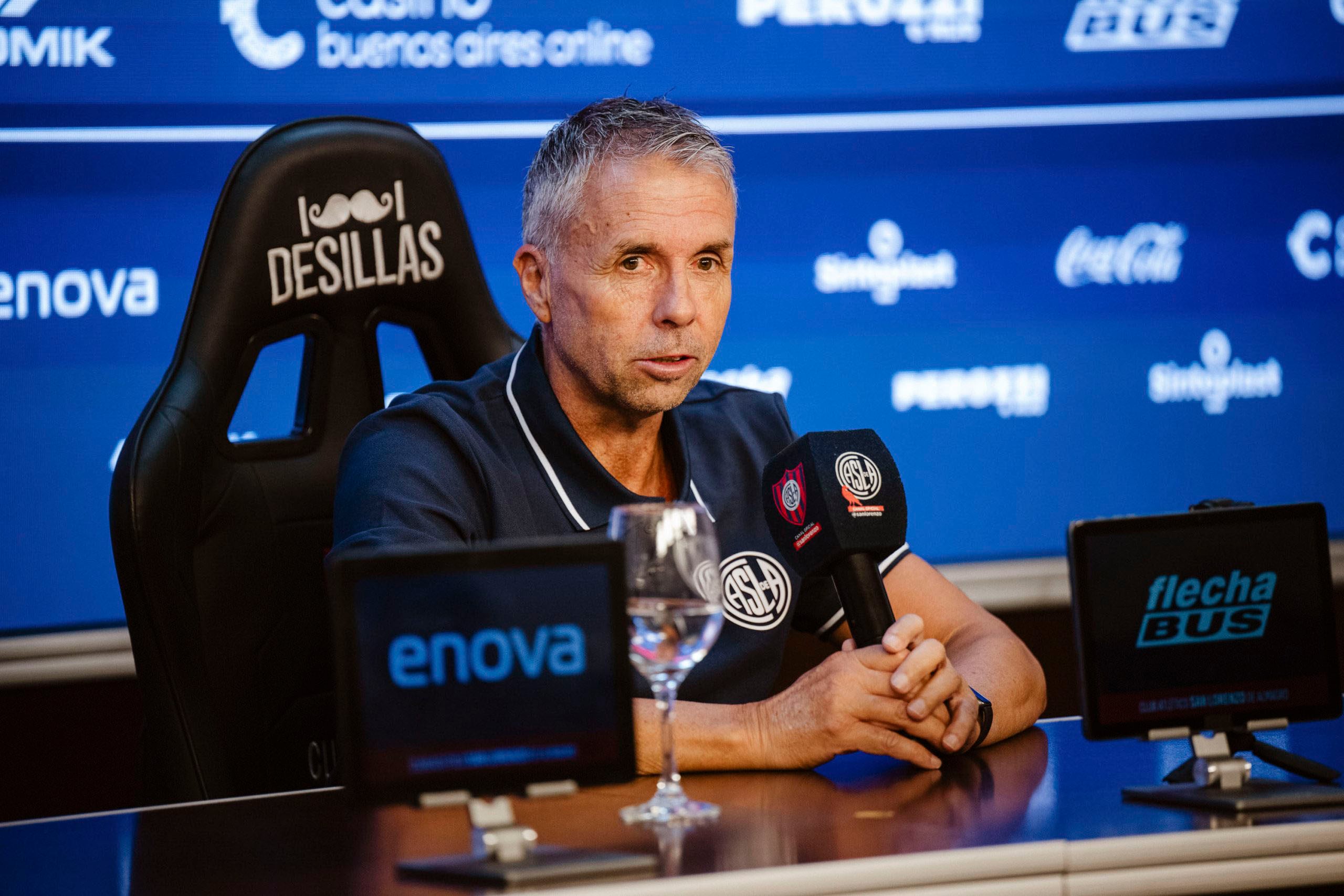 NOTICIAS ARGENTINAS BAIRES, MARZO 24:El entrenador Gustavo Álvarez puso en marcha su ciclo en San Lorenzo con un primer día de alta intensidad, decisiones inmediatas y un mensaje directo al plantel, mientras que en paralelo fijó sus lineamientos en la presentación oficial y surgieron repercusiones internas tras su llegada. FOTO NA:SanLorenzo