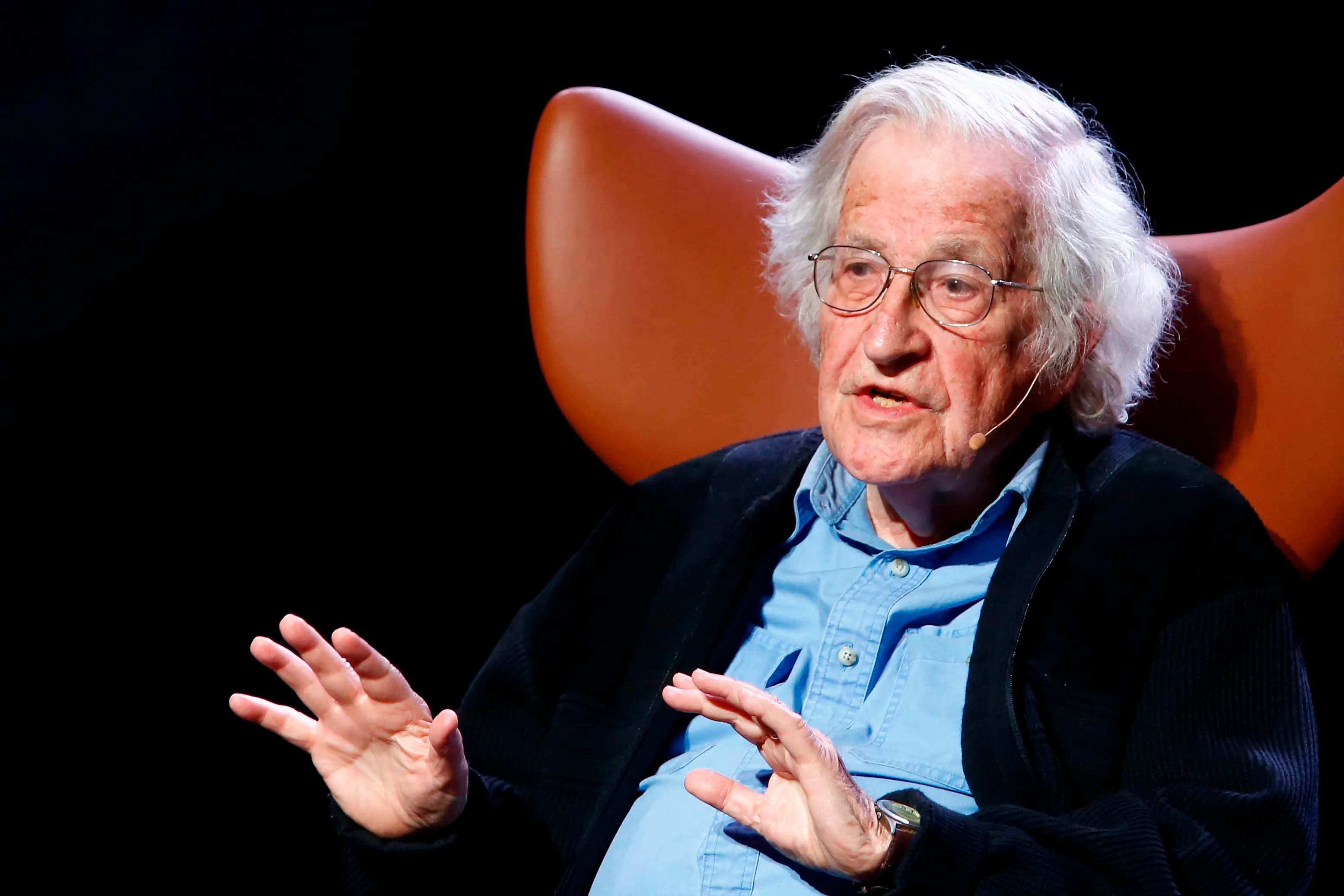 Fotografía de archivo en la que se ve al filosofo activista estadounidense Noam Chomsky al participar en la tercera jornada del festival La Ciudad de las Ideas, en Puebla (México). EFE/Francisco Guasco