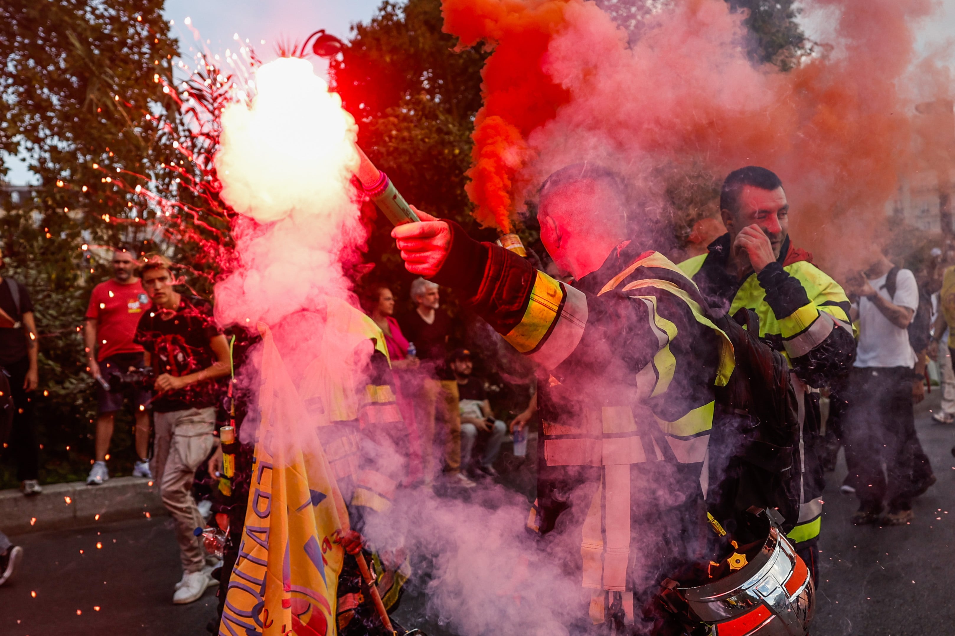 PARIS (France), 29/09/2026.- A firefighter holds a flare as he participates in a nationwide strike in Paris, France, 29 September 2026. Healthcare workers, students, firefighters, and other public sector workers take part in a protest as eight major unions call for higher pay and oppose a proposed freeze in public sector salaries ahead of debates on France’s 2027 budget. (Protestas, Francia) EFE/EPA/MOHAMMED BADRA