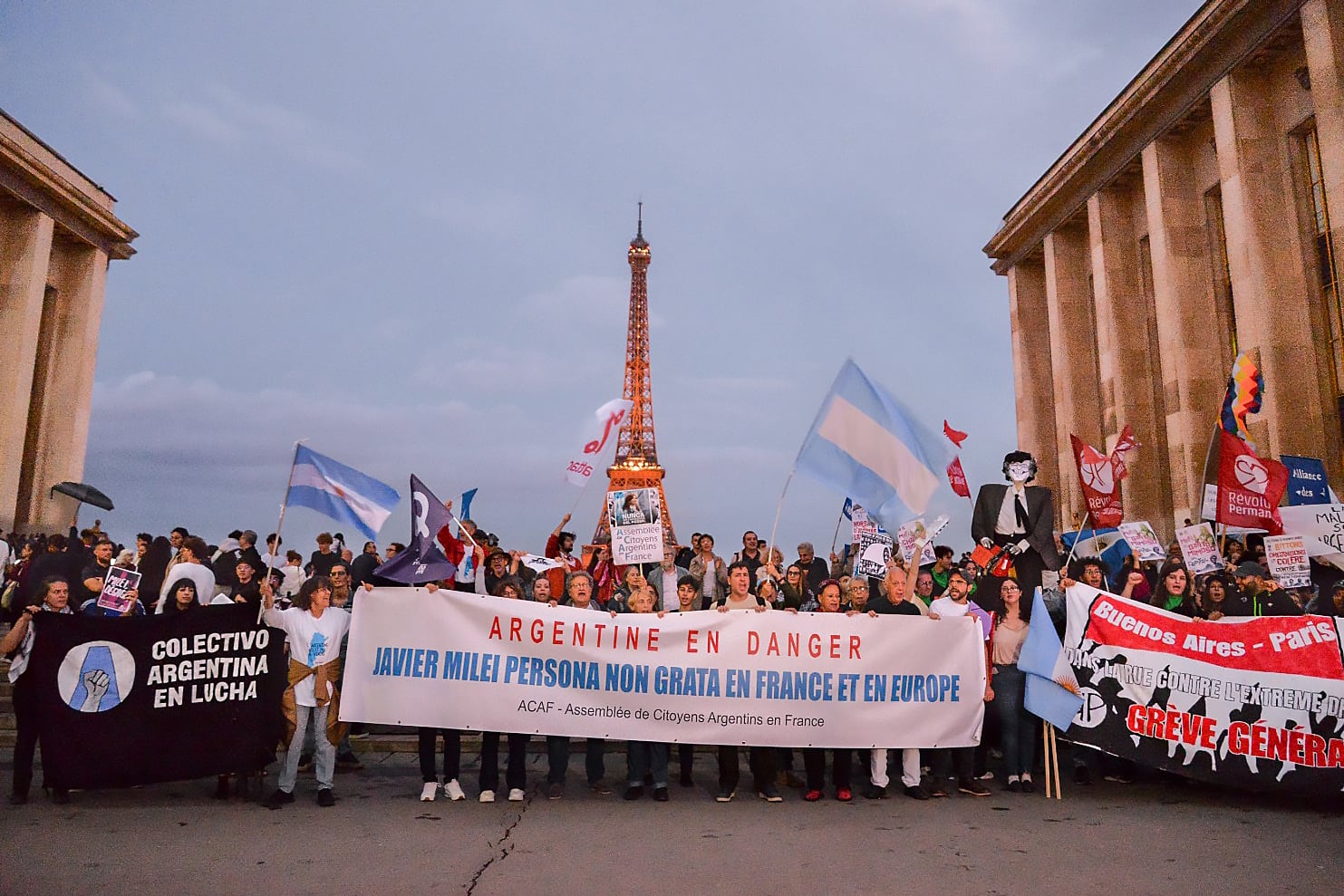 Protesta contra Milei en Paris.