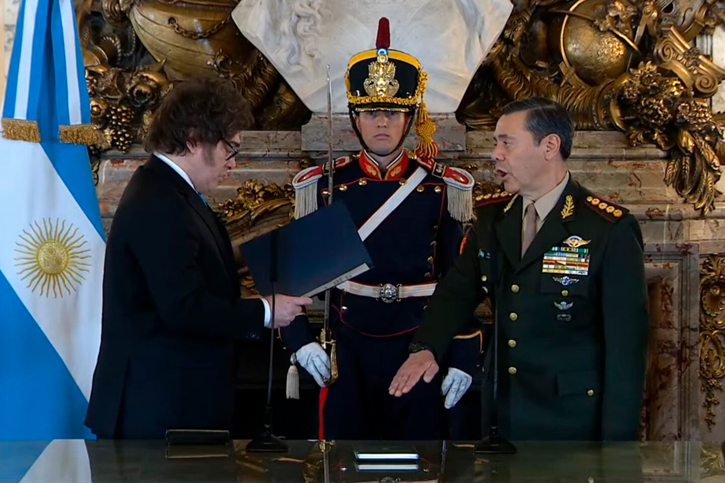 Milei toma juramento al Ministro de Defensa, Teniente General Carlos Presti