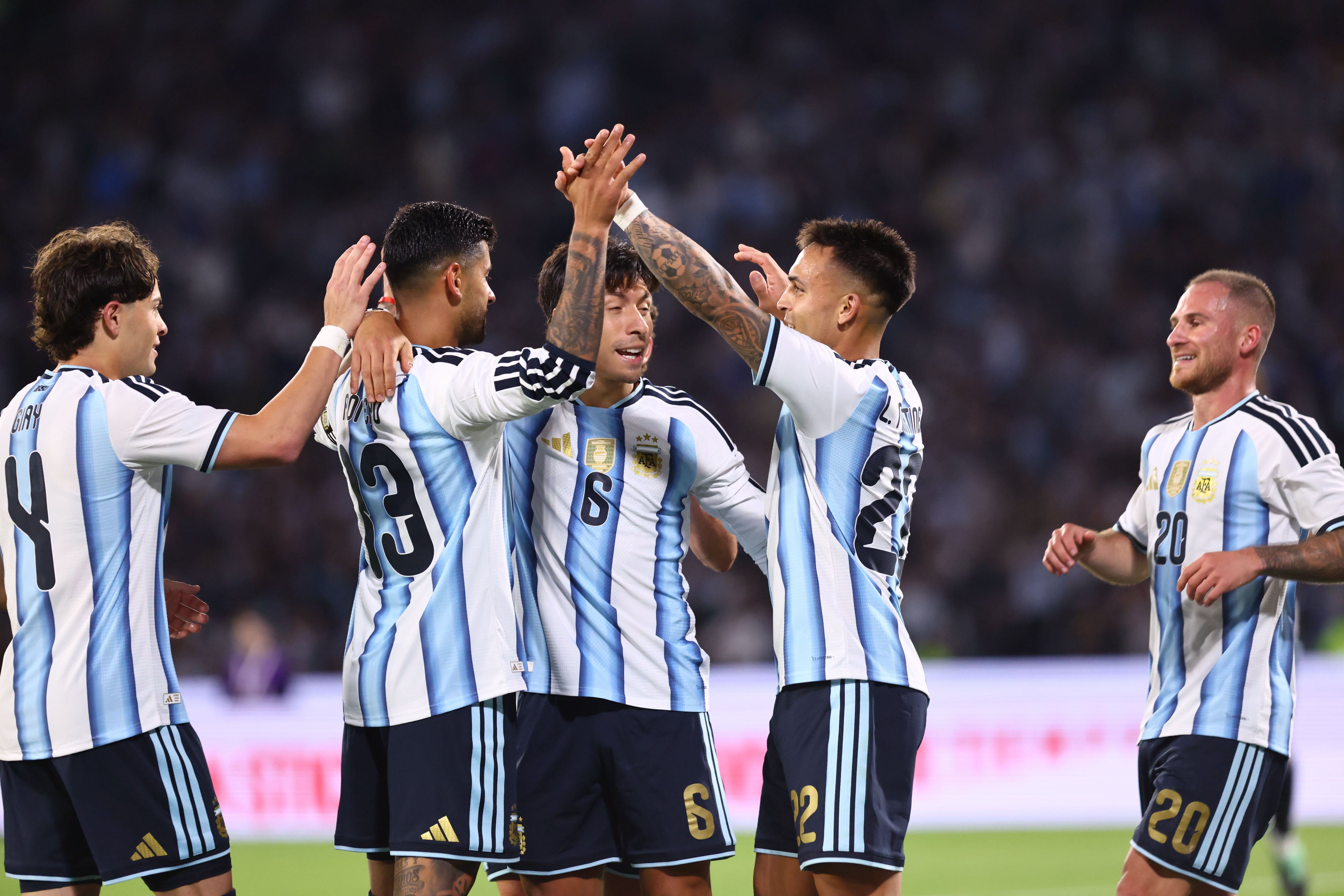 AMDEP3377. CÓRDOBA (ARGENTINA), 30/09/2026.- Jugadores de Argentina celebran un gol este miércoles, en un partido amistoso entre las selecciones de Argentina y Bolivia, en el estadio Mario Alberto Kempes en Córdoba (Argentina). EFE/ Ivana Maritano