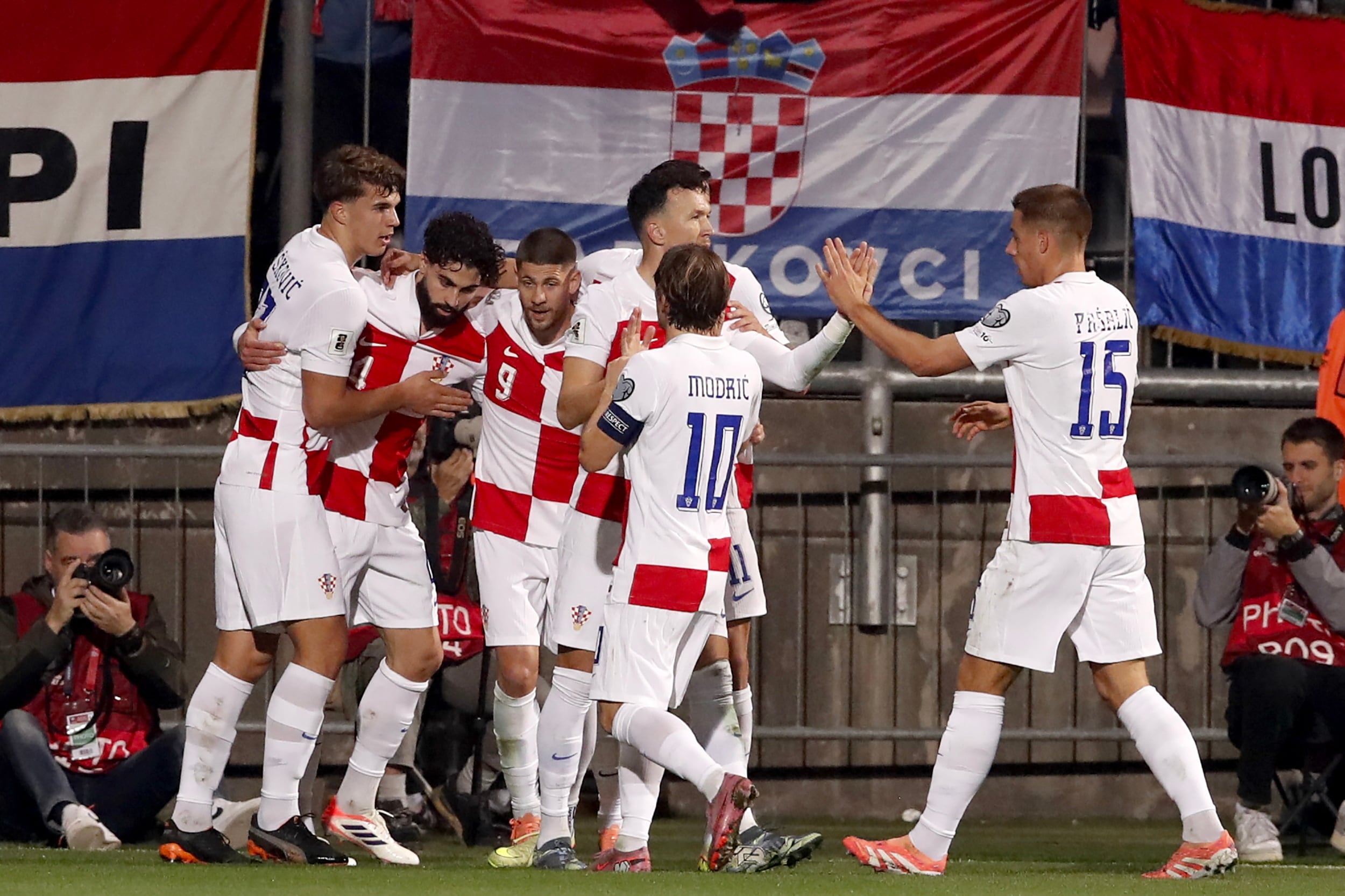 RIJEKA (Croatia), 14/11/2025.- Croatia's Josko Gvardiol (2-L) celebrates with his teammates after scoring the 1-1 goal during the FIFA World Cup 26 UEFA qualifier between Croatia and Faroe Islands in Rijeka, Croatia, 14 November 2025. (Mundial de Fútbol, Croacia, Islas Feroe) EFE/EPA/ANTONIO BAT