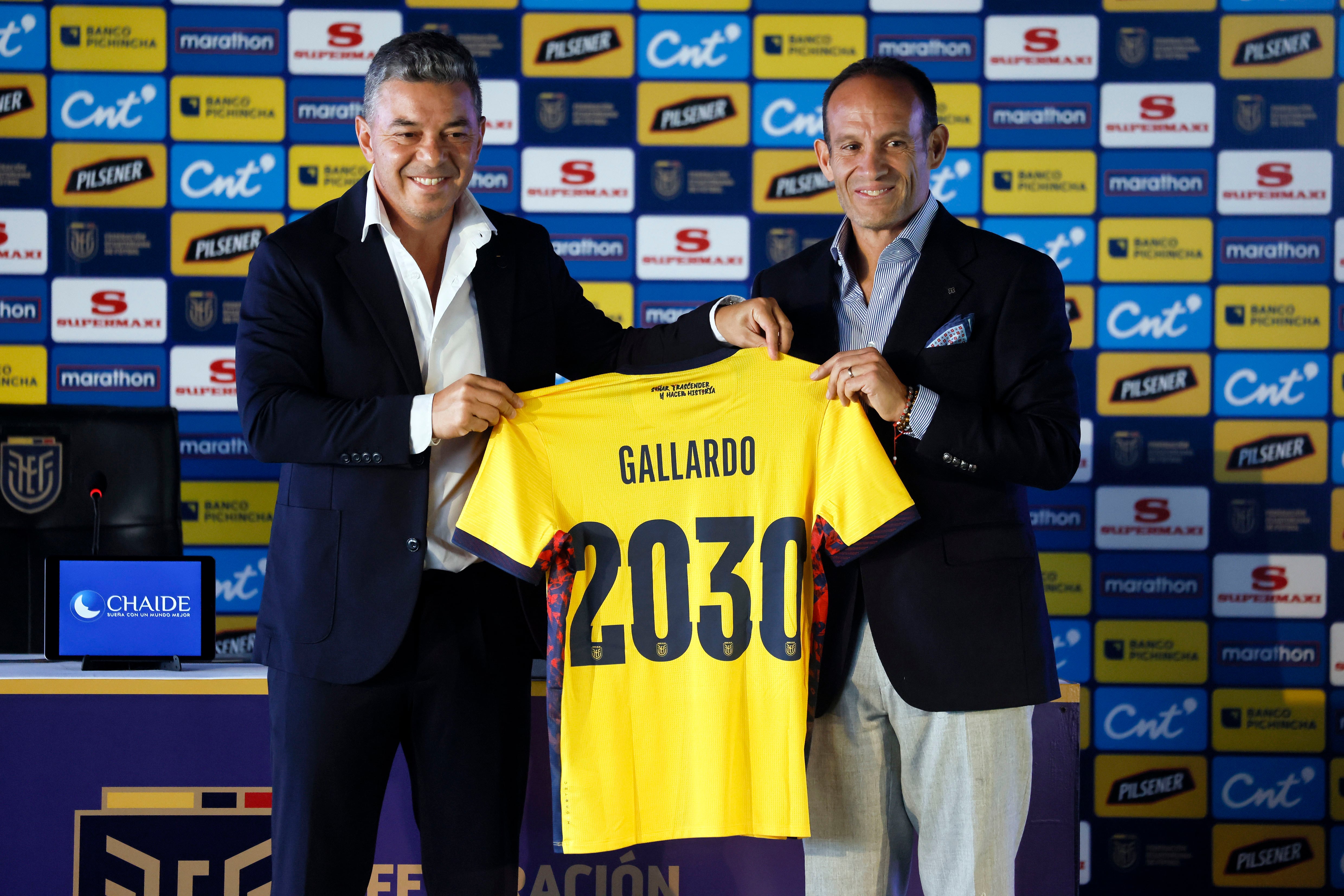 AME8473. QUITO (ECUADOR), 17/09/2026.- El técnico argentino Marcelo Gallardo (i) posa junto al presidente de la Federación Ecutoriana de Fútbol, Francisco Egas, durante su presentación como seleccionador de Ecuador este jueves, en Quito (Ecuador). EFE/ José Jacome