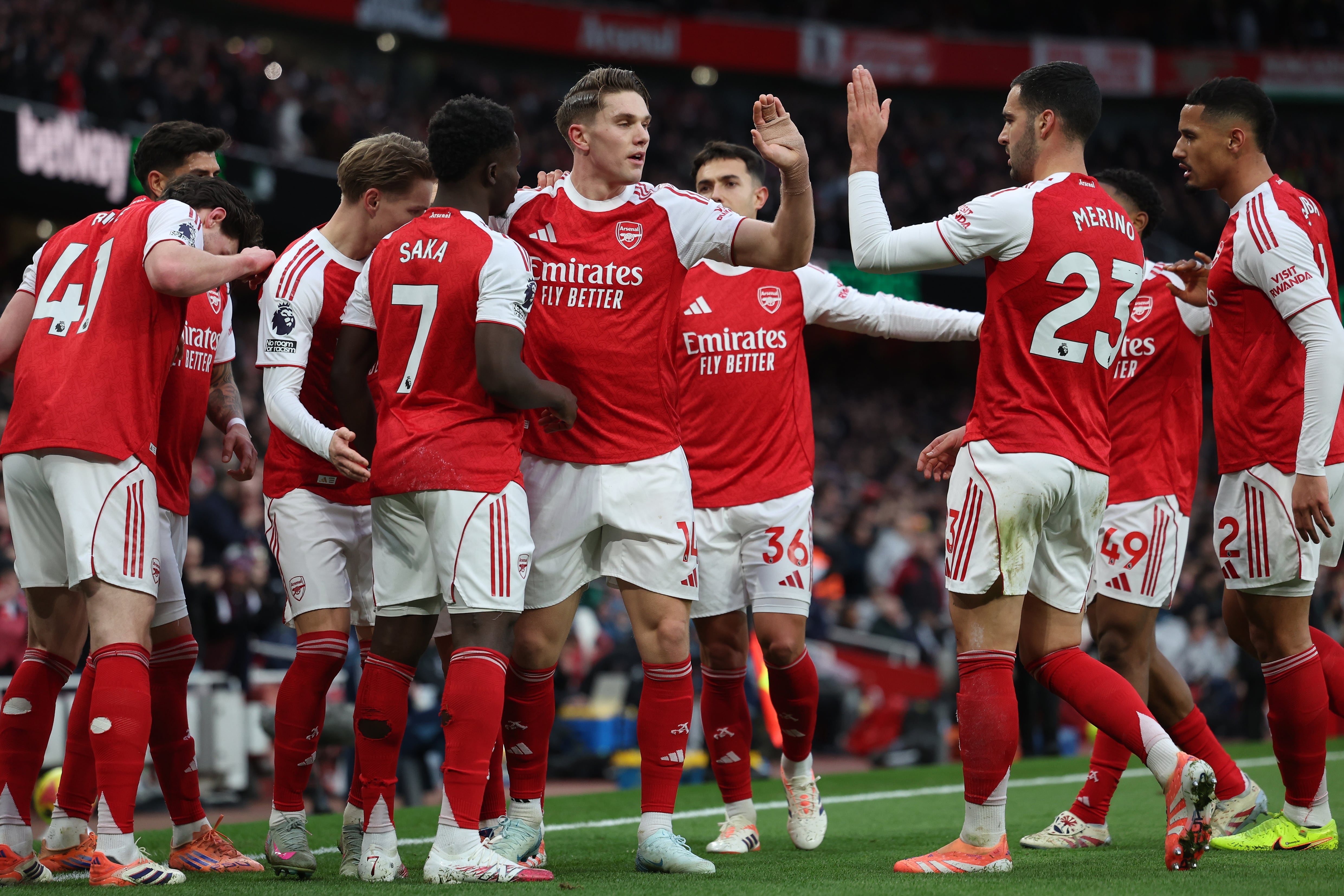 LONDON (United Kingdom), 27/12/2025.- Arsenal's players celebrate after their captain Martin Odegaard (3rd-L) scored for the 1-0 lead goal against Brighton during the English Premier League match between Arsenal FC and Brighton & Hove Albion, in London, Britain, 27 December 2025. (Reino Unido, Londres) EFE/EPA/ANDY RAIN EDITORIAL USE ONLY. No use with unauthorized audio, video, data, fixture lists, club/league logos, 'live' services or NFTs. Online in-match use limited to 120 images, no video emulation. No use in betting, games or single club/league/player publications.