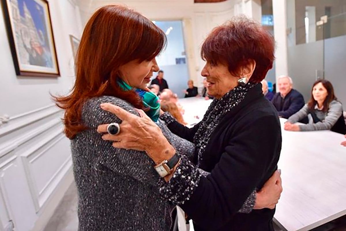 Madre de la Plaza, el pueblo te abraza