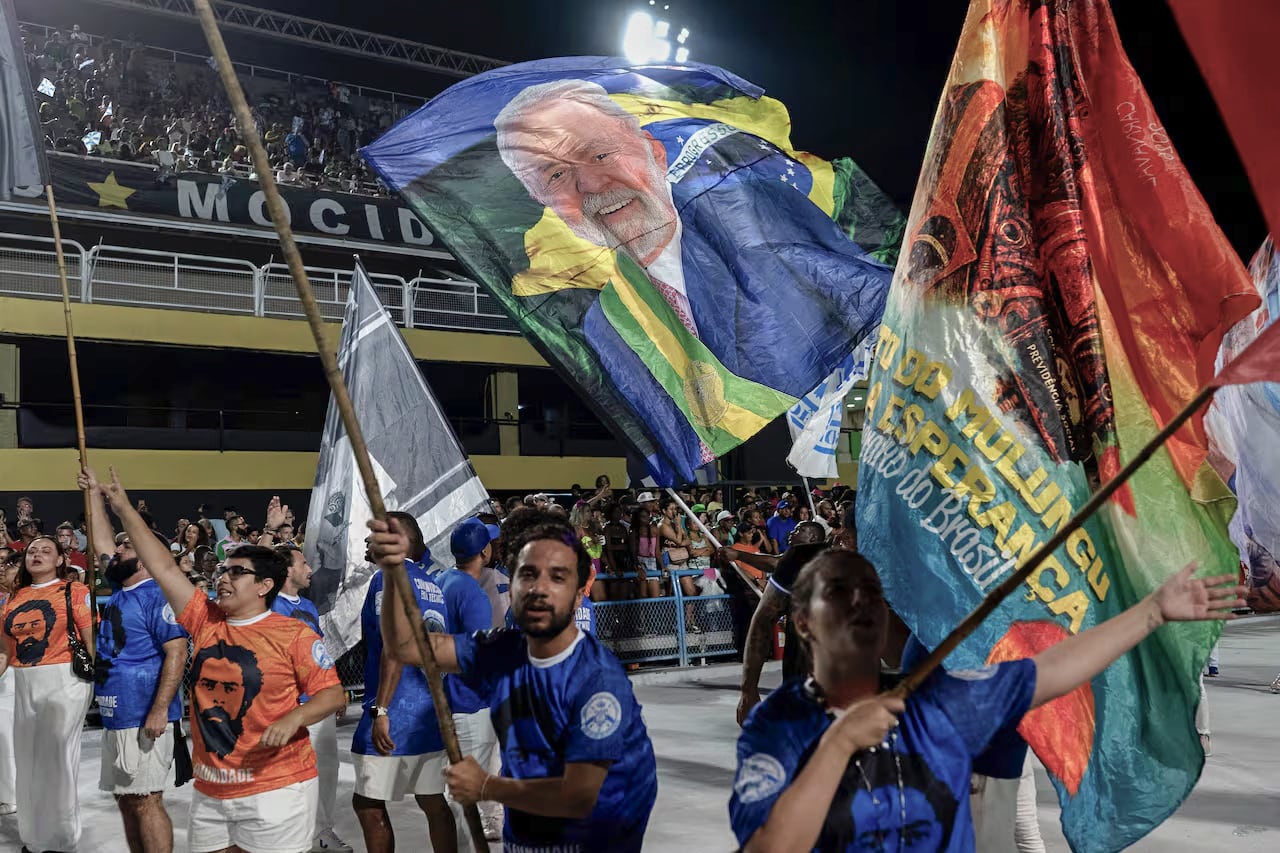 La escuela de samba Académicos de Nitéroim, una de las 12 que concursará en el carnaval que empieza este domingo, estará dedicada a exaltar la figura del presidente brasileño. En un año electoral en el que Lula busca su reeleción