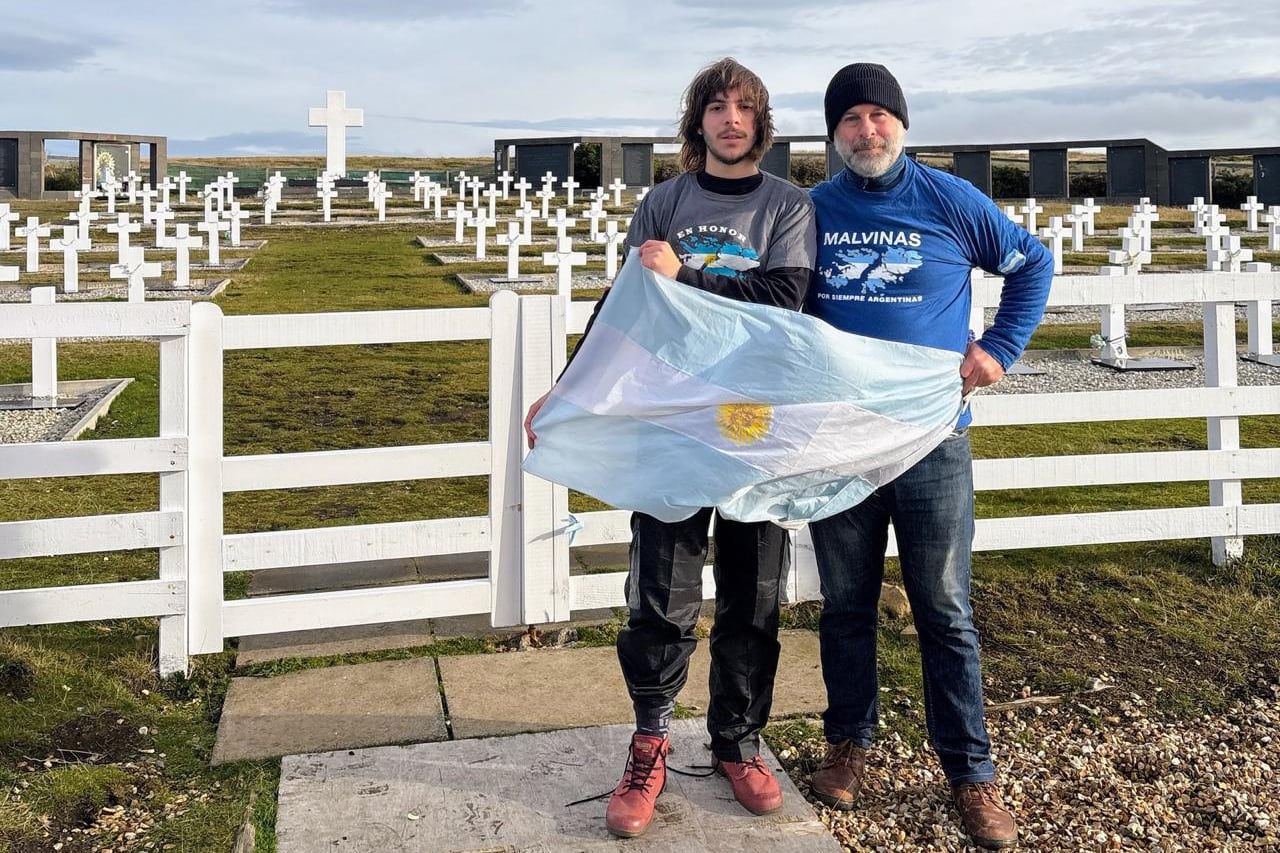 Edgardo Esteban y su hijo Facundo en Malvinas
