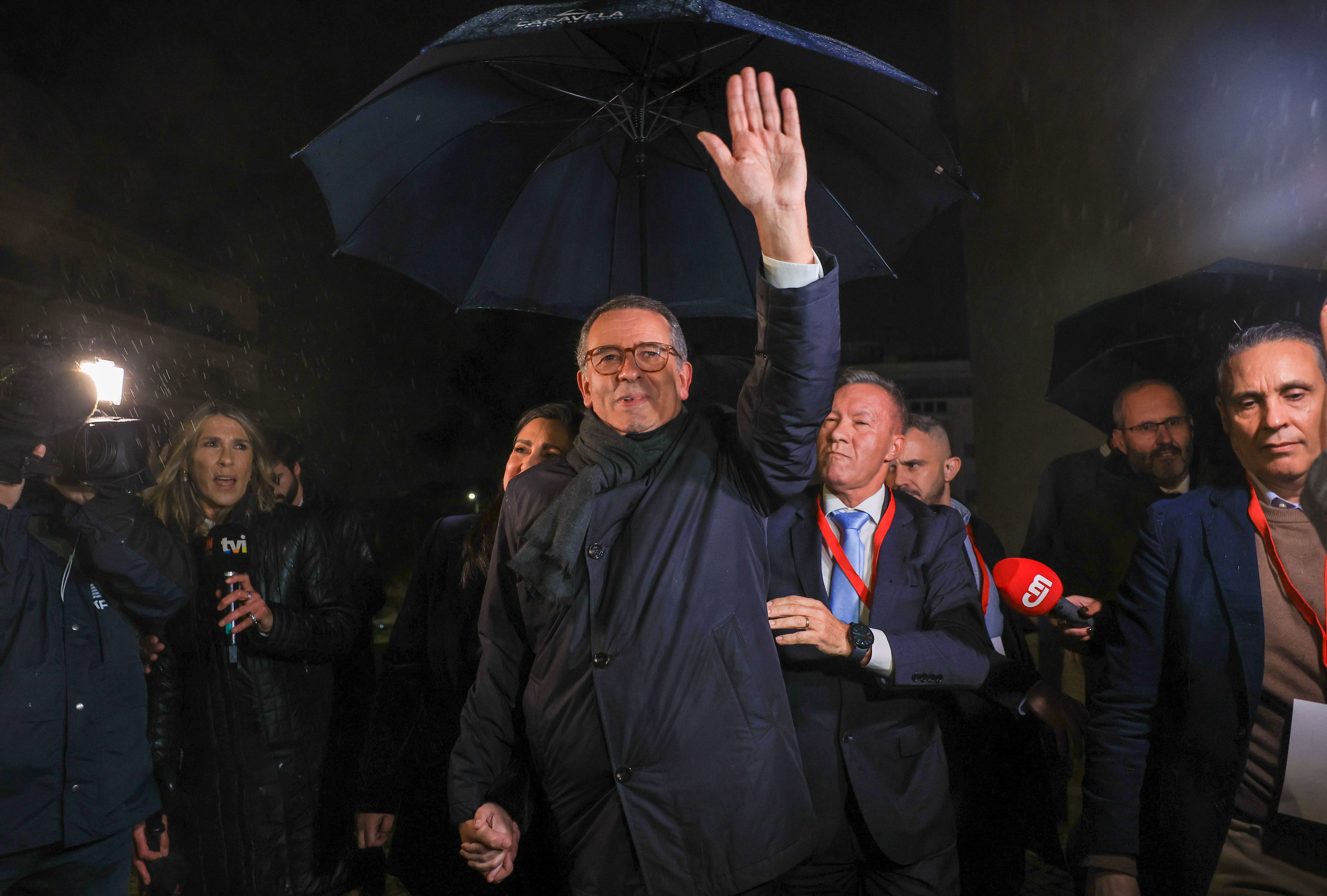 CALDAS DA RAINHA (Portugal), 08/02/2026.- Presidential candidate, Antonio Jose Seguro (C), celebrates the victory in the second round of the Portuguese presidential elections, in Caldas Rainha, Portugal, 08 February 2026. More than 11 million voters are called upon to choose the new President of the Republic, in an election that pits António Jose Seguro against Andre Ventura, the two candidates who received the most votes on 18 January. (Elecciones) EFE/EPA/JOSE COELHO
