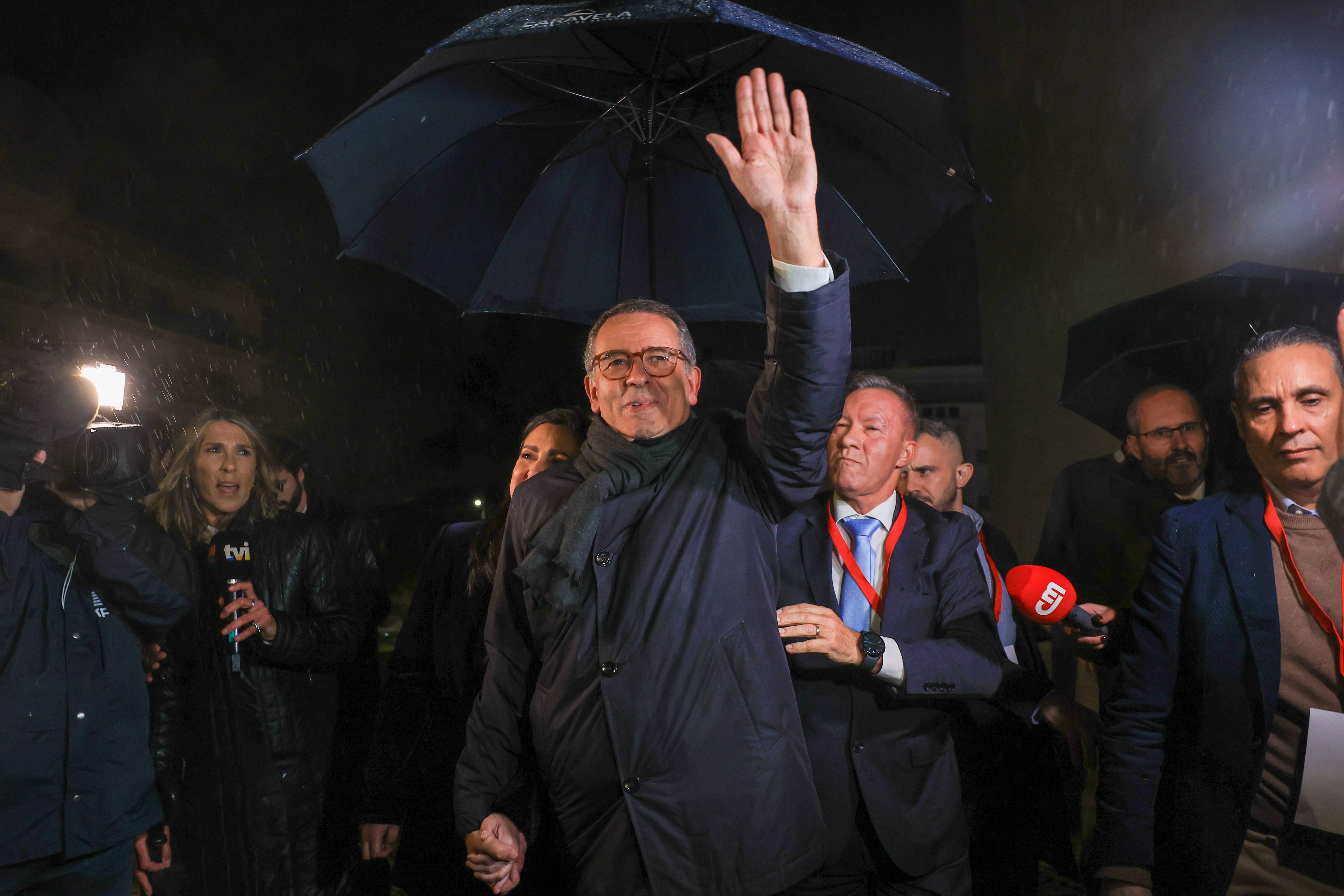 CALDAS DA RAINHA (Portugal), 08/02/2026.- Presidential candidate, Antonio Jose Seguro (C), celebrates the victory in the second round of the Portuguese presidential elections, in Caldas Rainha, Portugal, 08 February 2026. More than 11 million voters are called upon to choose the new President of the Republic, in an election that pits António Jose Seguro against Andre Ventura, the two candidates who received the most votes on 18 January. (Elecciones) EFE/EPA/JOSE COELHO