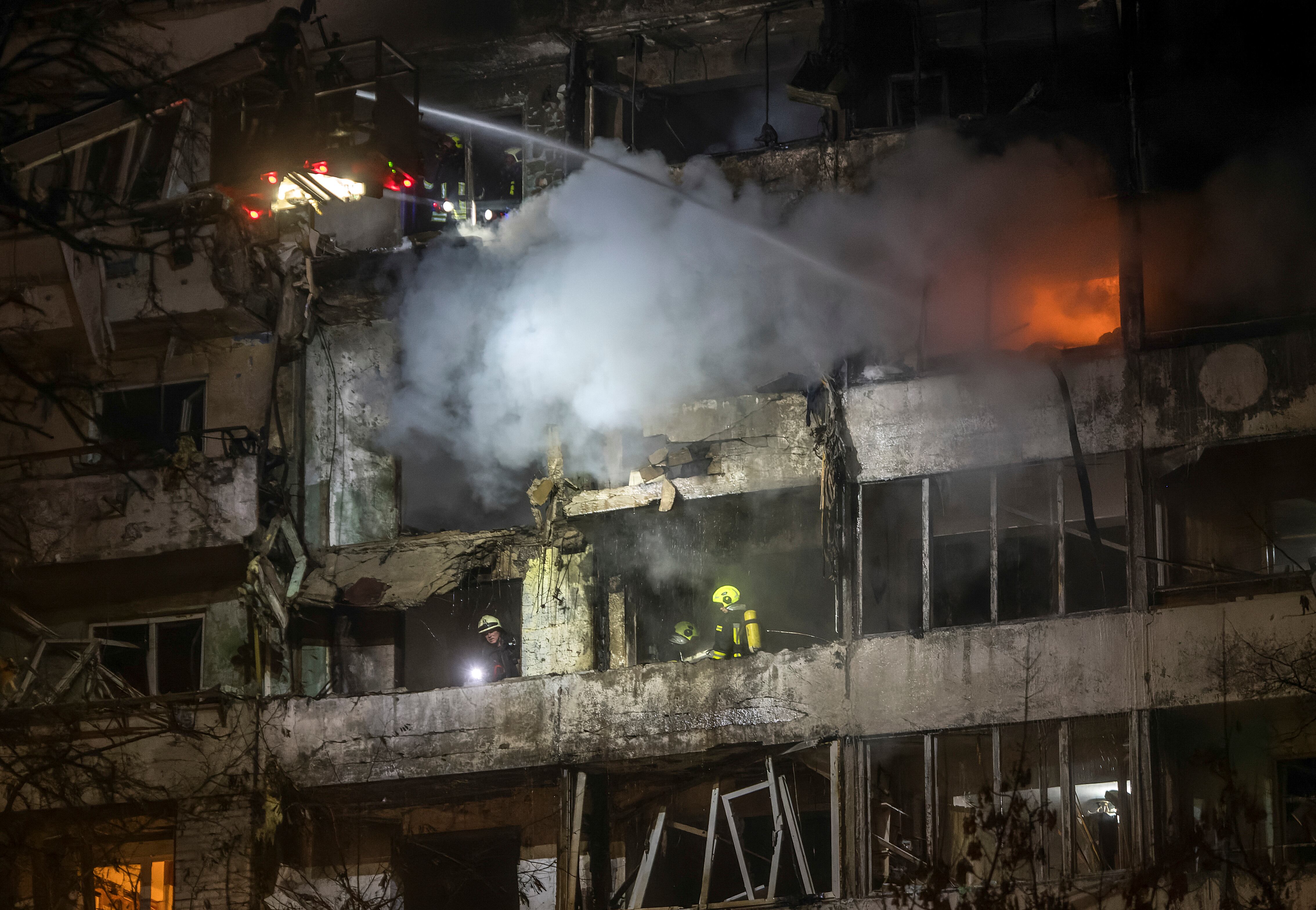 KYIV (Ukraine), 25/11/2025.- Ukrainian rescuers work at the site of a Russian strike on a nine-storey residential building in Kyiv, Ukraine, 25 November 2025, amid the Russian invasion. At least six people were killed and dozens of others injured, including two children, in an overnight combined Russian attack on Kyiv, according to the State Emergency Service report. (Rusia, Ucrania, Kiev) EFE/EPA/MAXYM MARUSENKO