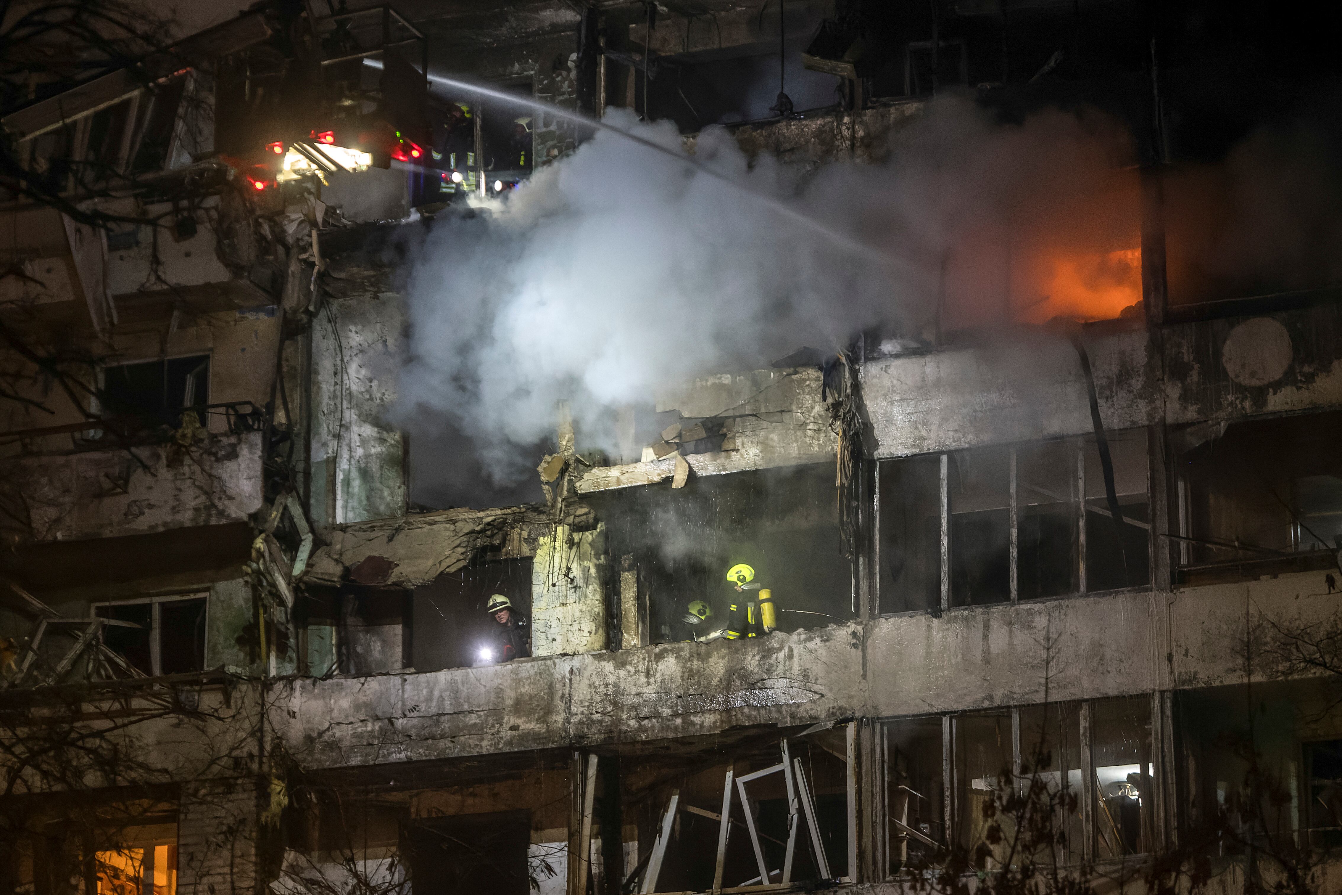 KYIV (Ukraine), 25/11/2025.- Ukrainian rescuers work at the site of a Russian strike on a nine-storey residential building in Kyiv, Ukraine, 25 November 2025, amid the Russian invasion. At least six people were killed and dozens of others injured, including two children, in an overnight combined Russian attack on Kyiv, according to the State Emergency Service report. (Rusia, Ucrania, Kiev) EFE/EPA/MAXYM MARUSENKO