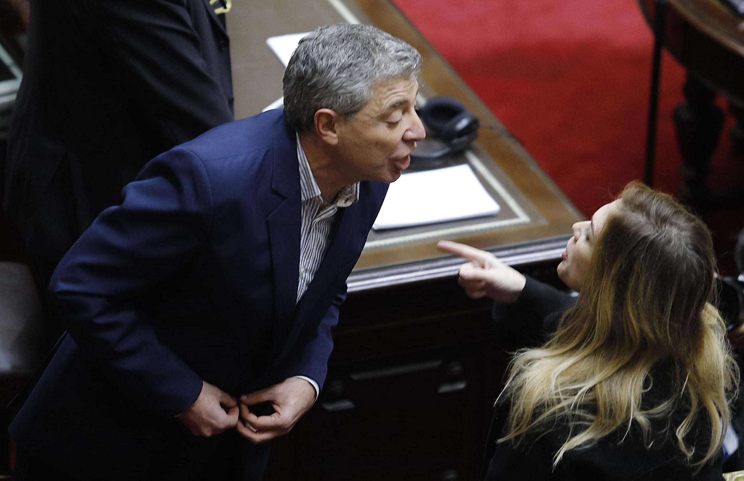 El diputado Juan Carlos Giordano discute con la diputada LIlia Lemoine durante la sesión especial en la Cámara de Diputados donde se debate, entre otros temas, los emplazamientos a las comisiones para tratar con celeridad los proyectos de financiamiento universitario