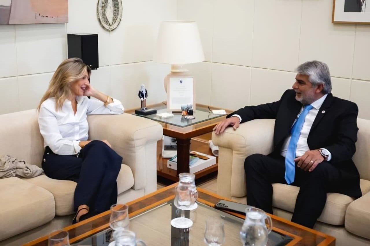Walter Correa junto a la ministra de Trabajo y Economía Social de España y vicepresidenta segunda del Gobierno, Yolanda Díaz
