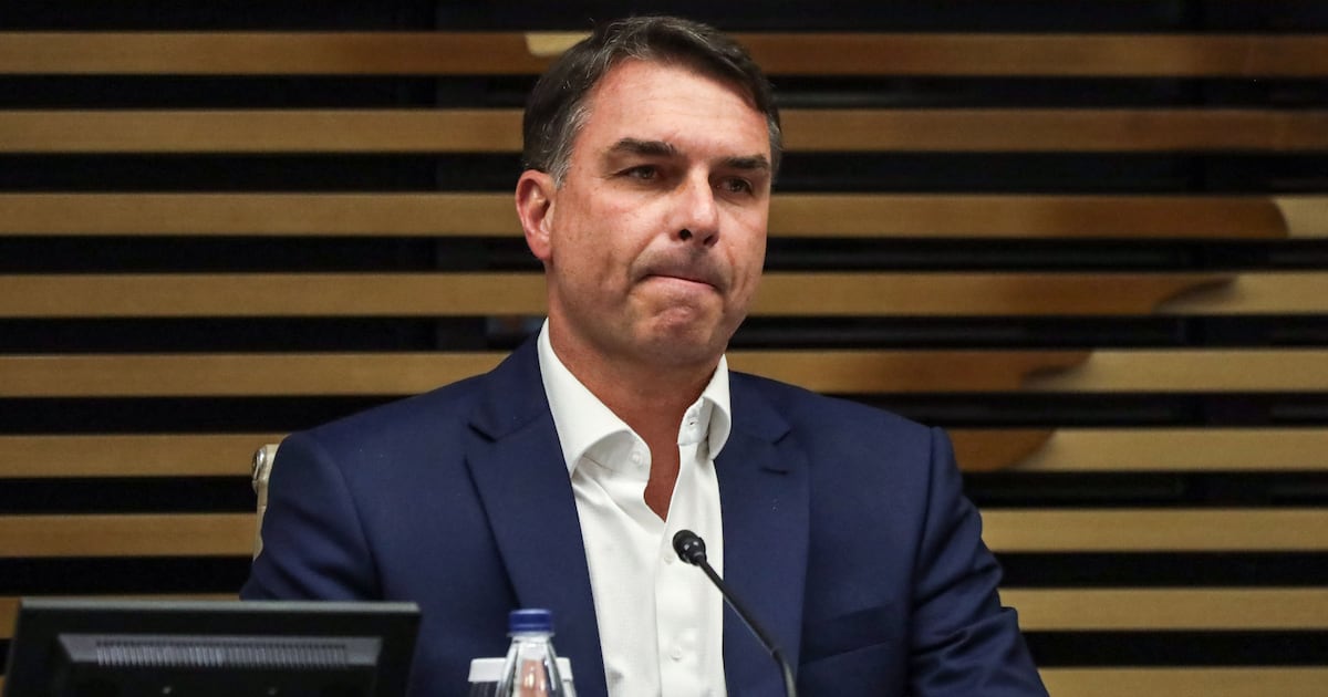 Brasil le retiene el pasaporte a Flávio Bolsonaro y le prohíbe salir del país