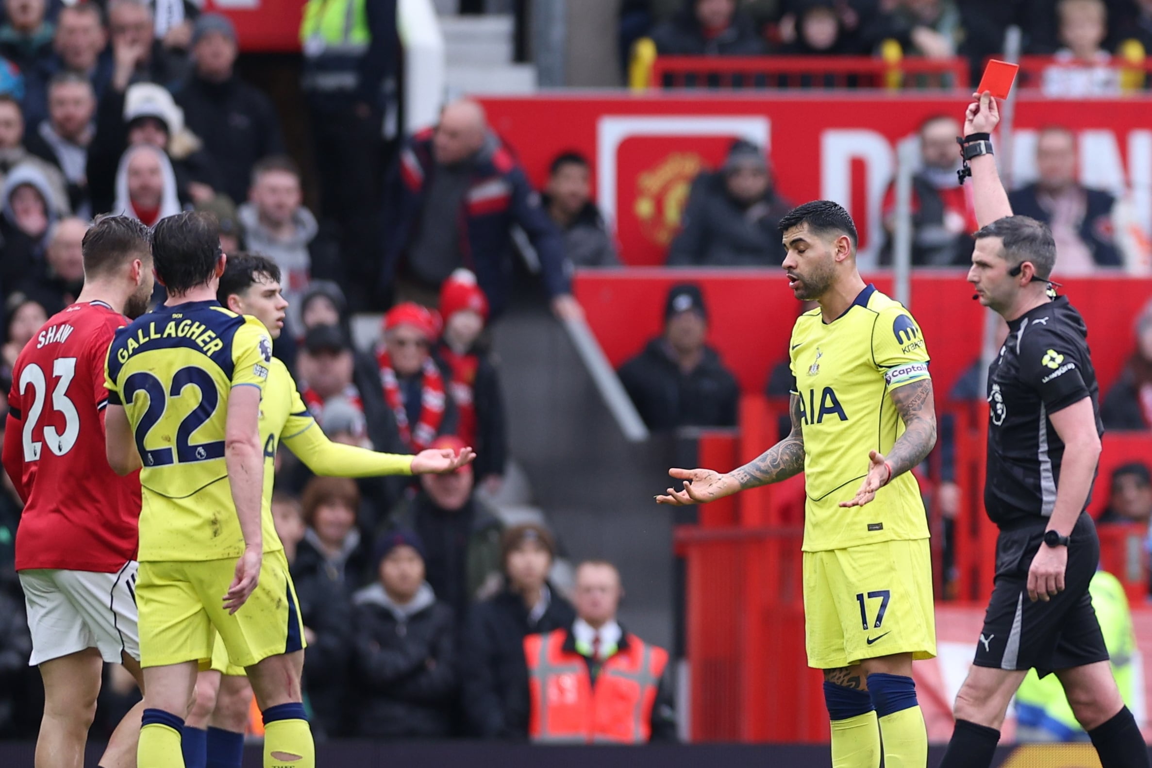 MANCHESTER (United Kingdom), 07/02/2026.- Cristian Romero of Tottenham is shown a red card by Referee Michael Oliver during the English Premier League match between Manchester United and Tottenham Hotspur, in Manchester, Britain, 07 February 2026. (Reino Unido) EFE/EPA/ADAM VAUGHAN EDITORIAL USE ONLY. No use with unauthorized audio, video, data, fixture lists, club/league logos, 'live' services or NFTs. Online in-match use limited to 120 images, no video emulation. No use in betting, games or single club/league/player publications.