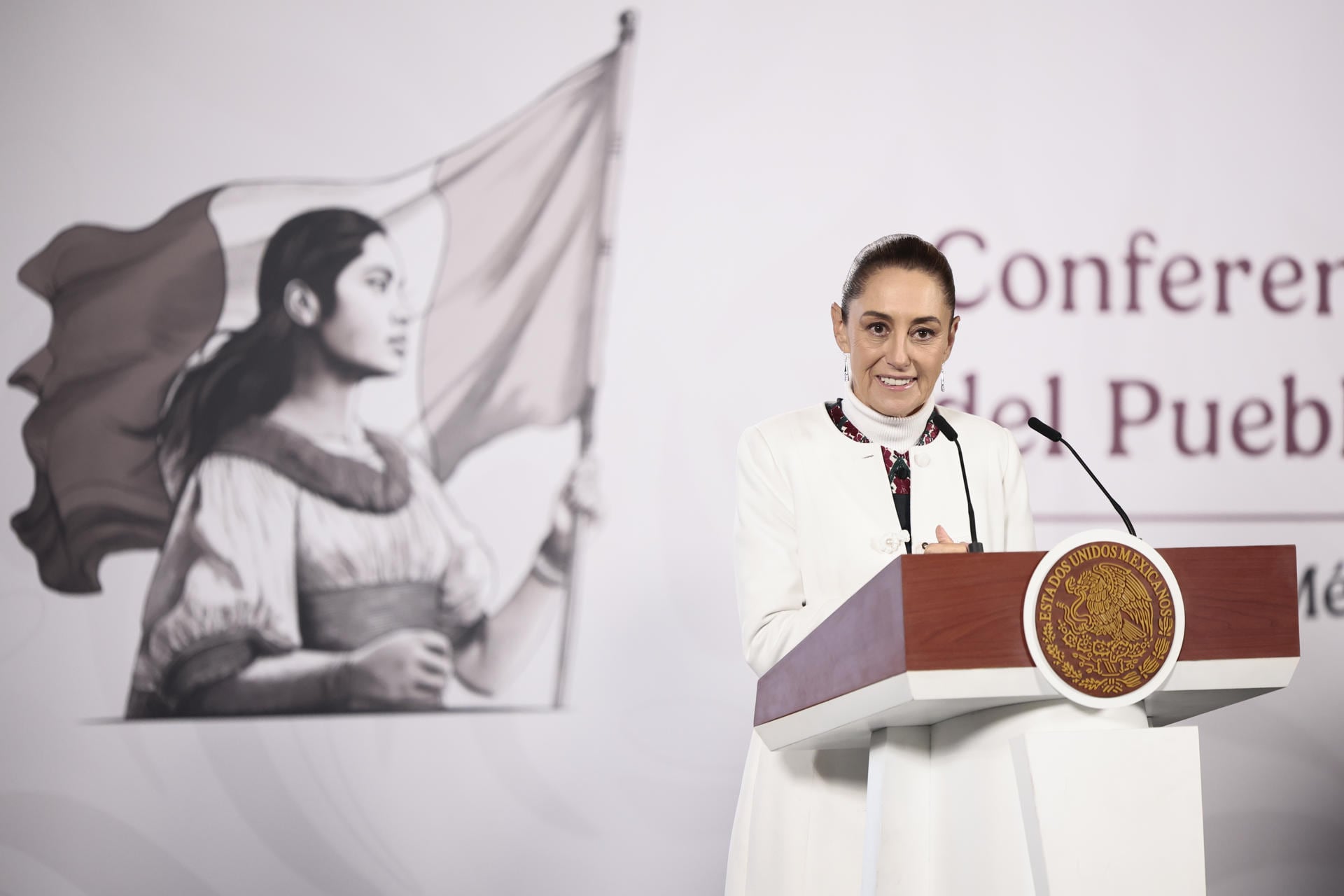 24/02/2026.- La presidenta de México, Claudia Sheinbaum, habla durante una rueda de prensa este martes, en Palacio Nacional de Ciudad de México (México). Sheinbaum aseguró que no hay "ningún riesgo" para la seguridad de los visitantes que acudan a Guadalajara