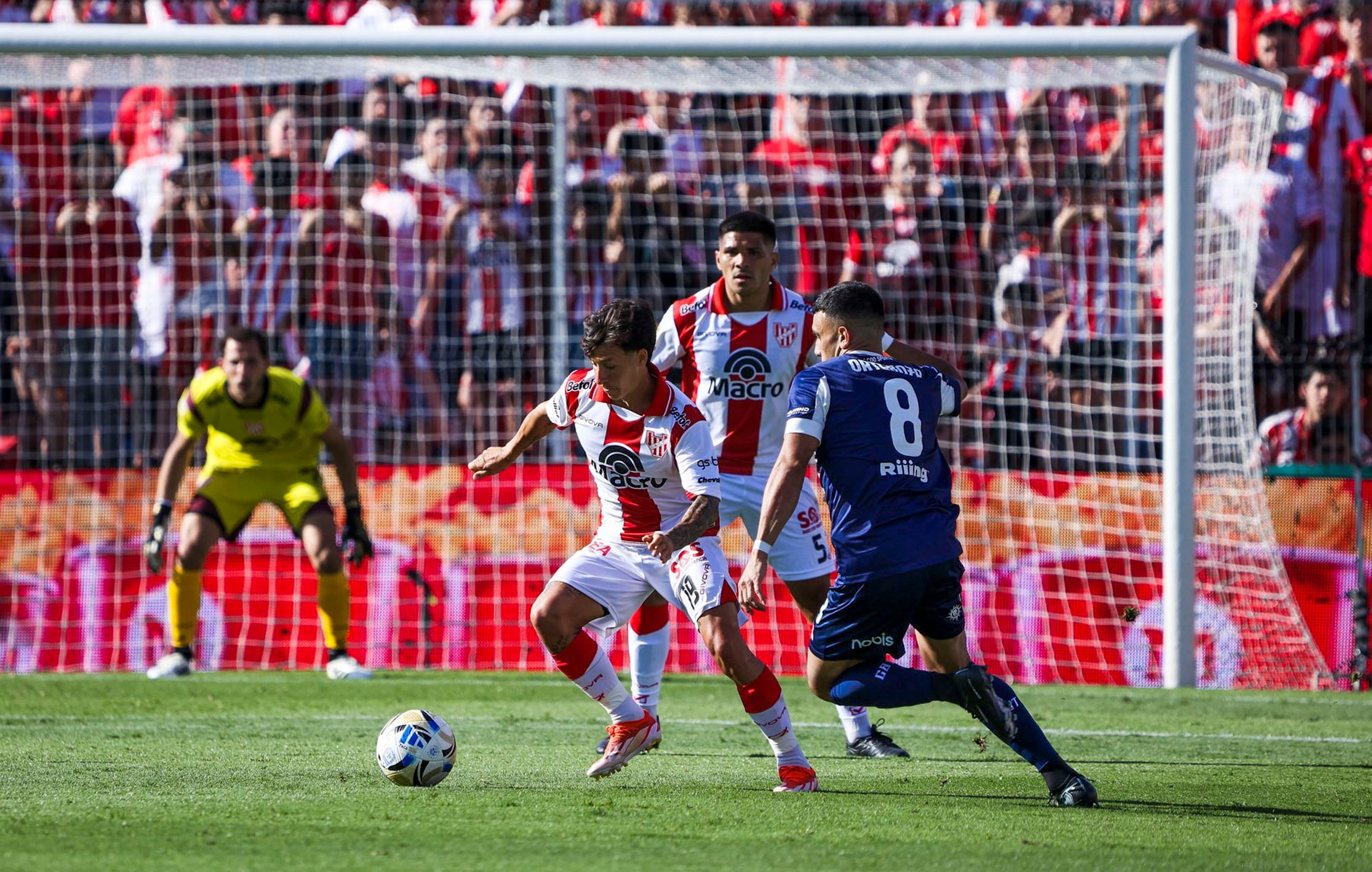 NOTICIAS ARGENTINAS BAIRES, NOVIEMBRE 16:Escena del partido entre Instituto y Talleres de Cordoba, en el Estadio Monumental Presidente Perón por la 16° fecha del Torneo Clausura.FOTO NA: @InstitutoACC