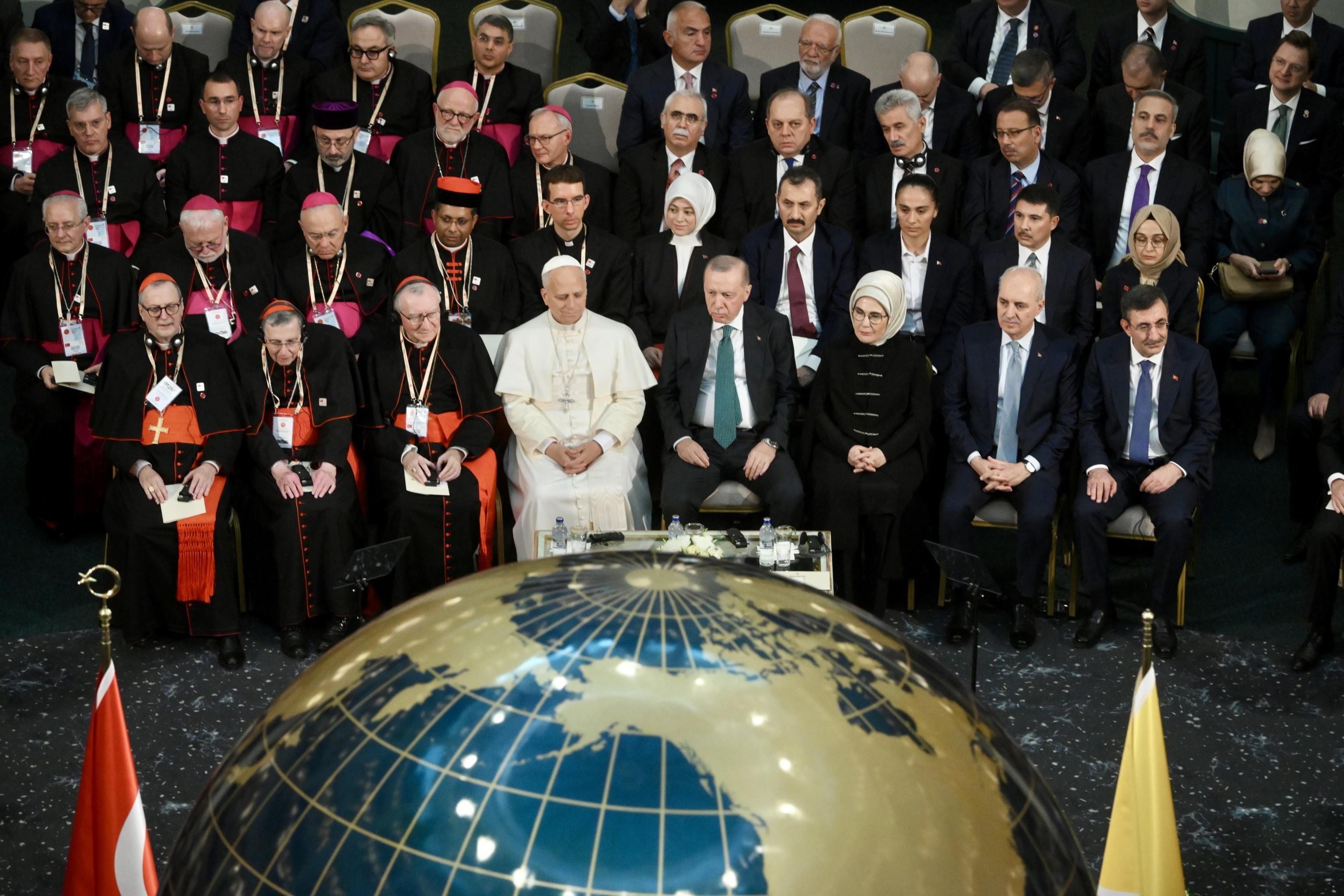 Ankara (Turkey), 27/11/2025.- Turkish President Recep Tayyip Erdogan and Pope Leo XIV attend a meeting with the authorities, civil society and the diplomatic corps at the Nation's Library in Ankara, Turkey, 27 November 2025. Pope Leo XIV is on his first apostolic journey outside Italy since his election as pontiff, visiting Turkey and Lebanon from 27 November to 02 December. (Papa, Italia, Líbano, Turquía) EFE/EPA/ALESSANDRO DI MEO