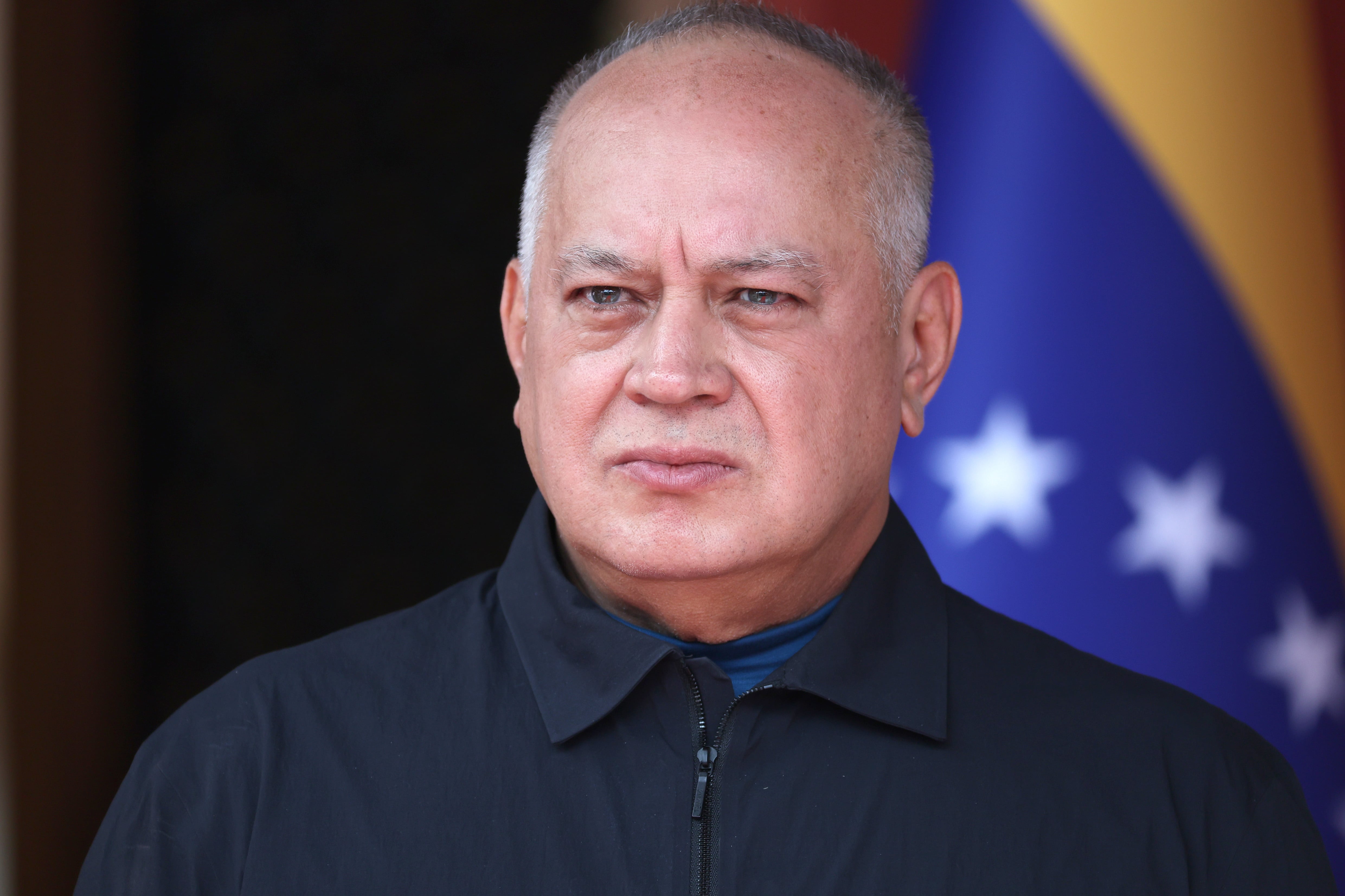 AME5188. CARACAS (VENEZUELA), 14/01/2026.- El ministro de Justicia y Paz de Venezuela, Diosdado Cabello, participa en una rueda de prensa este miércoles, en el Palacio de Miraflores en Caracas (Venezuela). La vicepresidente encargada de Venezuela, Delcy Rodríguez, informó que hasta la fecha han sido excarcelados 406 presos políticos en el país, para abrir, dijo, un nuevo capítulo que permita el entendimiento desde la diversidad política. EFE/ Miguel Gutierrez