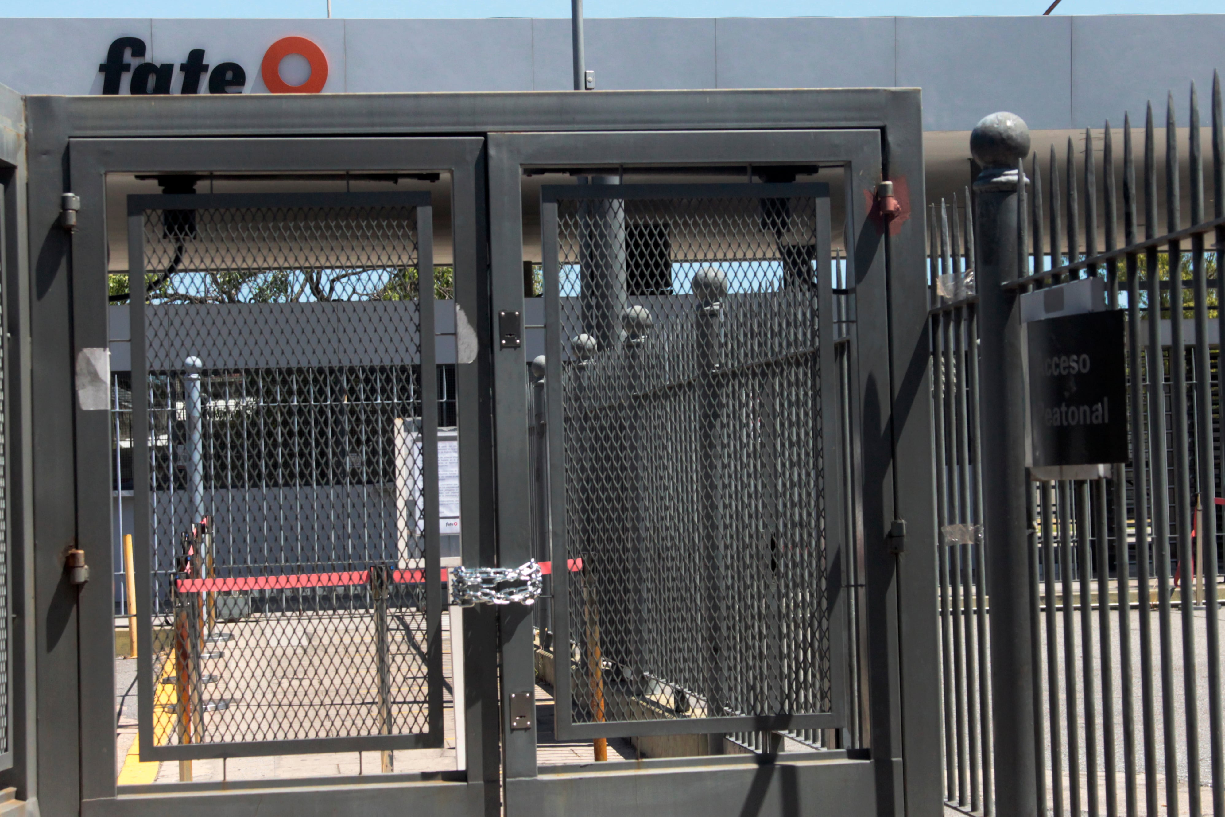 FOTO JORGE LARROSA 
   despidos planta fate en victoria